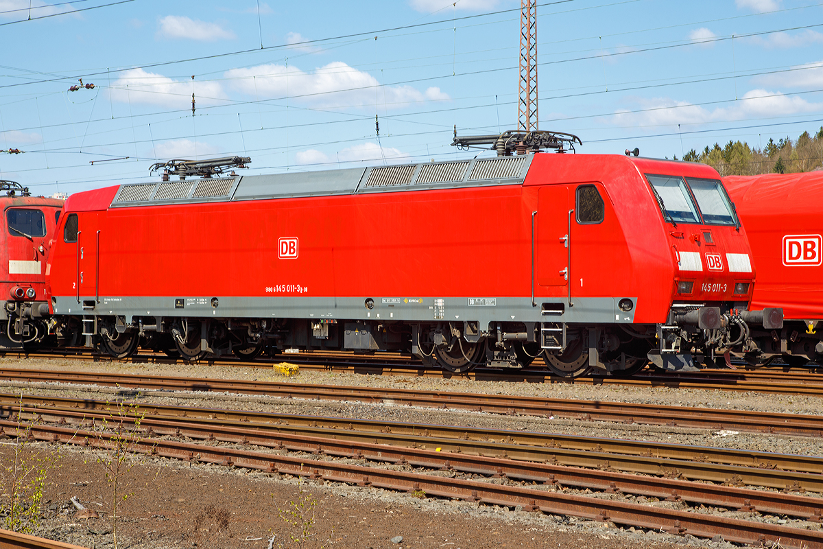 
Sie sieht aus wie frisch aus der Fabrik, ist sie aber nicht...Die 145 011-3 (91 80 6145 011-3 D-DB) der Schenker Rail Deutschland AG ist am 18.04.2015in Kreuztal abgestellt. Die TRAXX F140 AC wurde 1998 von ABB Daimler-Benz Transportation GmbH (Adtranz) in Hennigsdorf unter der Fabriknummer 33328 gebaut.