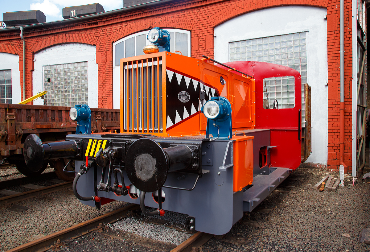 
Sie sieht schon sehr gut aus, auch wenn das Führerhaus noch nicht ganz fertig ist....
Die Gmeinder 4994  Waldi  vom rail-design Bäcker in Siegen (ex DB 323 606-4, ex DB Köf 6294) am 05.04.2015 im Südwestfälische Eisenbahnmuseum in Siegen. 

Die Köf II wurde 1957 von Gmeinder in Mosbach unter der Fabriknummer 4994 gebaut und als Köf 6294 an die Deutsche Bundesbahn geliefert, zum 01.01.1968 erfolgte die Umzeichnung in DB 323 606-4. Nach der Ausmusterung zum 30.12.1987 kam die Lok zum AW Limburg. Dort wurde sie als “WerksVerschiebungsgerät Nr. 001”  (als Gerät im internen Verschub) oder  Wal-di 1  bezeichnet. Anfang der neunziger Jahre bekam sie eine Neulackierung, dabei erhielt sie ihr bekanntes Aussehen in rot-orange-blau mit dem auffälligen Hundegebiss. Nach der Schließung des AW Limburg wurde auch Waldi arbeitslos und konnte so im Oktober 2007 von der Siegener Firma Bäcker RailDesign erworben und damit gerettet werden.

Technische Daten:
 
Spurweite: 1.435 mm
Achsfolge: B
Länge über Puffer: 6.450 mm
größte Breite: 3.050 mm
größte Höhe: 2.890 mm
Dienstgewicht: 17 t
Motor: 6-Zylinder-Kaelble-Dieselmotor GN130S
Leistung:  128 PS
Getriebe: Voith L33U 
Höchstgeschwindigkeit: 45 km/h 
Anfahrzugkraft: 27,5 kN
Die Kraftübertragung vom Getriebe auf die Achsen erfolgt über Rollenketten.