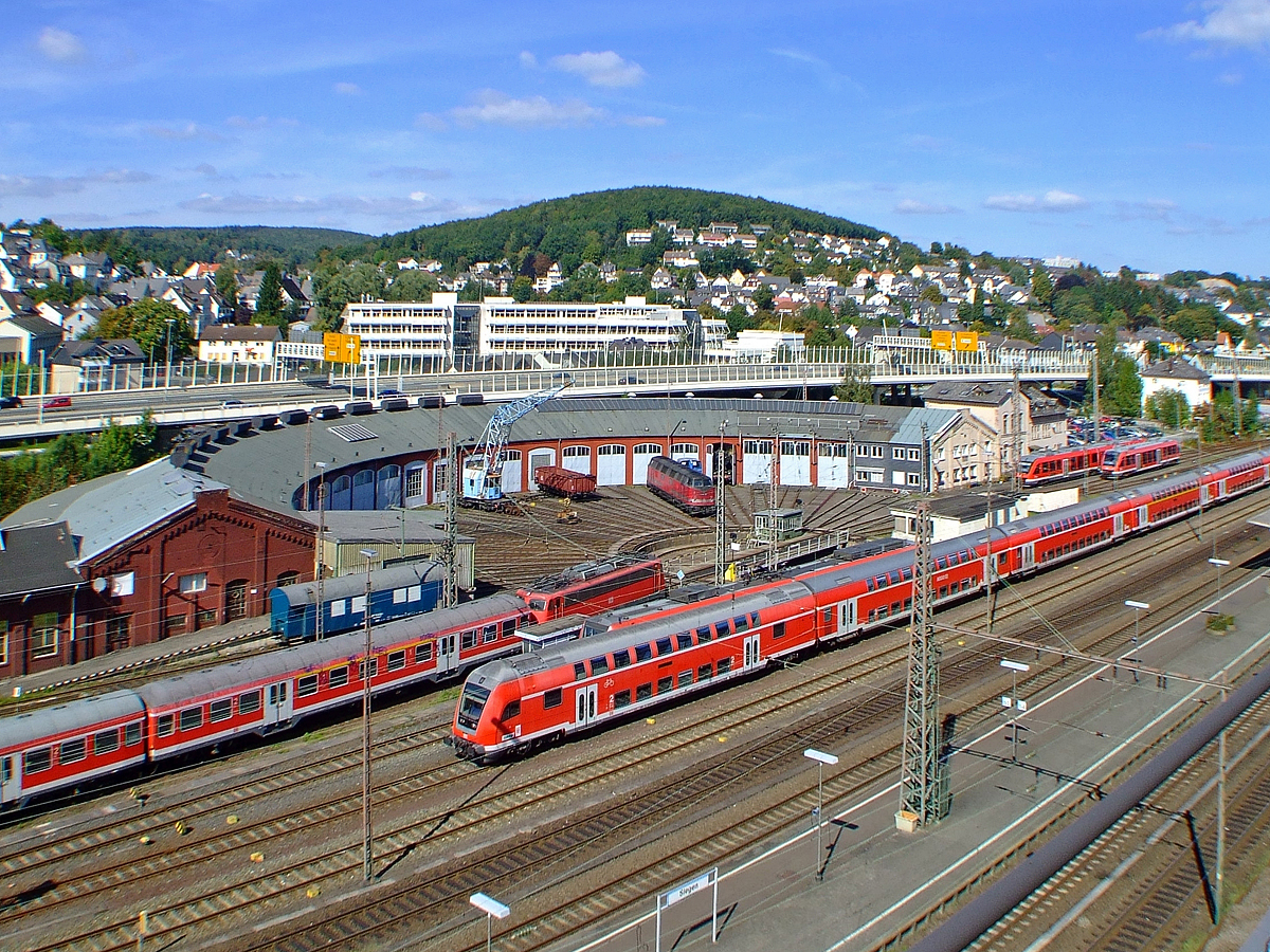 Siegen am 15. Sep. 2007, Blick vom Parkdeck der Citygalerie auf den Hbf und den Ring Lokschuppen. In den Lokschuppen befannd sich bis 2020 das S�dwestf�lische Eisenbahnmuseum.