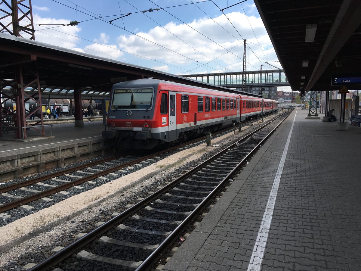 Sieht man auch nicht mehr allzu oft in Ulm 

Doppel 628 Garnitur bestehend aus dem ex Braunschweiger 628 542 und dem ex Kaiserslauterner 628 903 (2 Motoren) als Rb 22613 nach Aulendorf.

Ulm, 20.04.17