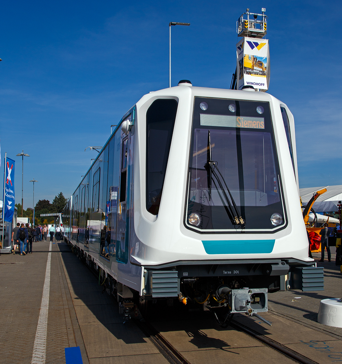 Siemens pr�sentierte auf der InnoTrans 2018 in Berlin (hier 18.09.2018) mit dem Triebzug 3018 f�r die Linie 3 der Metro Sofia seinen Siemens Inspiro.

Im September 2015 erhielt Siemens vom Betreiber der Metro Sofia MEAD einen Auftrag �ber die Lieferung von 20 dreiteiligen Metroz�gen. Eine Option �ber weitere 10 Z�ge wurde im Februar 2019 bestellt. Die dreiteiligen Fahrzeuge werden zusammen mit dem Partner Newag SA hergestellt und sind f�r den Einsatz auf der neuen Linie 3 vorgesehen. Sie nahmen im August 2020 den Fahrgastbetrieb auf.

Die Fahrzeuge kommen aus der bew�hrten Inspiro Familie, die auch zum Beispiel schon in M�nchen, N�rnberg oder Warschau im Einsatz ist. Die Inspiro Fahrzeugplattform wurde insbesondere mit Blick auf einen niedrigen Energieverbrauch, optimierte Instandhaltung, Behindertengerechtigkeit und Umweltfreundlichkeit entwickelt. Die Fahrzeuge k�nnen am Ende der Lebensdauer zu fast 95 Prozent recycelt werden.

F�r einen optimalen Komfort sind der Fahrer- und der Fahrgastraum klimatisiert. Die offene und helle Gestaltung des Innenraums garantiert einen angenehmen Aufenthalt. F�r eine hohe Fahrgastkapazit�t und einen schnellen Fahrgastwechsel in den Stationen sorgen die L�ngssitze und vier breite T�ren je Wagensegmentseite (12/Triebzeug-Wagenl�ngsseite). Ein Triebzug besteht aus der Zugkonfiguration Triebwagen – antriebloser Mittelwagen – Triebwagen.

Die Wagenk�sten sind aus verschwei�ten Aluminium-Gro�profilen in Leichtbauweise aufgebaut. Die Fahrzeuge entsprechen den strengen Brandschutzvorschriften gem�� EN 45545 und sind mit einem Brandmeldesystem f�r den Fahrgastraum und in den Ger�teschr�nken ausgestattet. Der Fu�boden besteht aus einer gewichtssparenden und l�rmd�mmenden Kork-Aluminium-Verbundplatte. F�r eine angenehme Klimatisierung des Fahrgastraums sorgen zwei Kompakt-Klimaanlagen je Wagen. F�r beide Fahrerst�nde sind separate Klimaanlagen vorhanden. Das moderne Antriebssystem kann elektrodynamisch bis zum Stillstand abbremsen. Unter normalen Betriebsbedingungen kann das Fahrzeug damit verschlei�frei bremsen. Dar�ber hinaus sorgt dies auch f�r eine verbesserte Anhaltegenauigkeit in den Stationen.

TECHNISCHE DATEN:
Spurweiten: 1.435 mm
Zugkonfiguration: Mc-T-Mc 
Achsfolge: Bo‘Bo‘+2‘2‘+Bo‘Bo‘
Wagenkasten-Werkstoff: Aluminium
L�nge �ber Kupplung:  60.008 mm
Achsabstand im Drehgestell: 2.100 mm
Trieb- und Laufraddurchmesser: 850 mm (neu)  / 770 mm (abgenutzt)
Drehgestell Typ: Siemens SF1000 Inspiro
Wagenbreite �ber T�rschwelle: 2.650 mm
Fu�bodenh�he �ber SO: 1.100 mm
Maximale Achslast ca.: 12 t
Fahrgastkapazit�t bei 6 Pers./m�: 617, davon 110 Sitzpl�tze
Fahrgastt�ren pro Wagen: 2 x 4 Schwenk-Schiebet�ren
T�rbreite: 1.400 mm
Betriebliche H�chstgeschwindigkeit: 80 km/h
Leistung: 8 x 140 kW = 1.120 kW
Stromversorgung: 1.500 V DC �ber Pantograph (Oberleitung)

