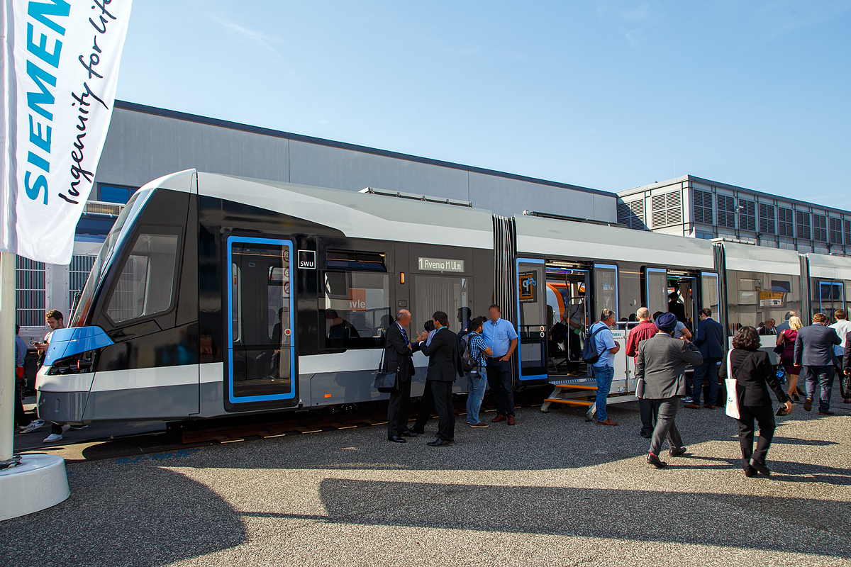 Siemens pr�sentierte auf der InnoTrans 2018 in Berlin (hier 19.09.2018) mit dem Triebwagen SWU Tw 56  Hildegard Kneef  f�r die Stadtwerken Ulm/Neu-Ulm GmbH, seinen 100%igen-Niederflur-Stra�enbahntriebwagen Avenio M – Ulm.

Siemens ist einer der f�hrenden Anbieter f�r integrierte Mobilit�tsl�sungen f�r den urbanen Bereich sowie von Fahrzeugen f�r den Nah� und Fernverkehr.

Die Stadtwerke Ulm (SWU Verkehr) orderten bei Siemens 12 Stra�enbahnen f�r das �rtliche Liniennetz. Die neuen Stra�enbahnen sind f�r den Einsatz auf der Linie 2 vorgesehen. Die Fahrzeuge der Avenio M� Baureihe kombinieren das bew�hrte Multi�Gelenk Konzept mit den Erfahrungen der Avenio�Plattform, die auch in Den Haag und M�nchen erfolgreich im Einsatz ist.

Jeder der ab April 2018 ausgelieferten Stra�enbahn-Triebwagen besteht aus f�nf Modulen, d. h. drei Fahrwerksmodulen und zwei dazwischen geh�ngten S�nftenmodulen. Zusammen bilden die Module einen komplett durchg�ngigen, hellen Fahrgastraum. Die Z�ge sind f�r den Einrichtungsbetrieb jeweils mit einem Fahrer� und einem Hilfsfahrerstand ausgestattet. Die Wagenk�sten sind aus einer geschwei�ten Aluminiumkonstruktion.

TECHNISCHE DATEN:
Fahrzeugtyp / Plattform: 100�%�Niederflur�Gelenktriebwagen / Avenio M
Fahrzeugkonfiguration: 5�teiliger Einrichtungsbetrieb
Gattung: NGT 6 UL
Spurweite: 1.000 mm
Achsfolge: Bo‘ 2‘ Bo‘
Fahrzeugl�nge: 31.470 mm
Fahrzeugbreite: 2.400 mm
Einstiegs� / Fu�bodenh�he: 305 mm / 380 mm �ber den Fahrwerken
Antriebsleistung: 4 x 120 kW = 480 kW
Stromsystem: DC 750 V (Gleichstrom)
H�chstgeschwindigkeit: 70 km/h
Sitzpl�tze: 69 (davon 6 Klappsitzen)
Stehpl�tze: 116 (4 Personen/m�) 18
Leergewicht ca.: 38 t

Die Stra�enbahn Ulm mit einem 19,1 Kilometer langen und meterspurigen Netz wird von den Stadtwerken Ulm/Neu-Ulm GmbH (SWU Verkehr) betrieben und besteht aus zwei Durchmesserlinien. Dabei verkehrt die Linie 1 von S�flingen im Westen bis B�fingen im Osten der Stadt, w�hrend die Linie 2 das Stadtgebiet in Nord-S�d-Richtung durchquert. Fr�her verkehrte die Stra�enbahn auch in die bayerische Nachbarstadt Neu-Ulm.

Quellen: Siemens und Wikipedia