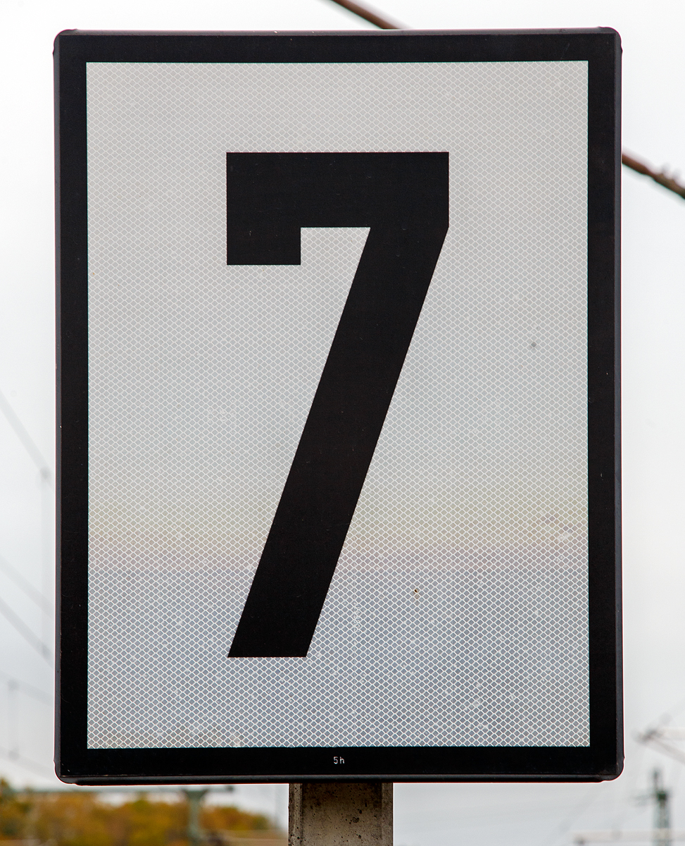 
Signal Lf 7 – Geschwindigkeitssignal wie hier zusehen im Bahnhof Betzdorf (Sieg) beim Ausfahrtssignal (S106) am Gleis 106 am 11.11.2020.

Die angezeigte Geschwindigkeit (7 x 10 = 70 km/h) darf vom Signal ab nicht überschritten werden. Eine rechteckige, auf der Schmalseite stehende oder quadratische weiße Tafel mit schwarzem Rand zeigt eine schwarze Kennziffer. Die gezeigte Kennziffer bedeutet, dass der 10fache Wert in km/h als Fahrgeschwindigkeit zugelassen ist.

Das Signal Lf 7 kennzeichnet einen Geschwindigkeitswechsel. 

Das Signal ist bei Dunkelheit beleuchtet oder wie hier ist es rückstrahlend.  Das an einem Hauptsignal aufgestellte Signal Lf 7 gilt nur bei Stellung Hp 1. Ein zu signalisierender Geschwindigkeitswechsel liegt auch vor, wenn an Abzweigstellen und an Streckenverzweigungen in Bahnhöfen bei Übergang von einer  Strecke  auf  eine  andere  eine  Geschwindigkeitsänderung  zu  beachten ist.