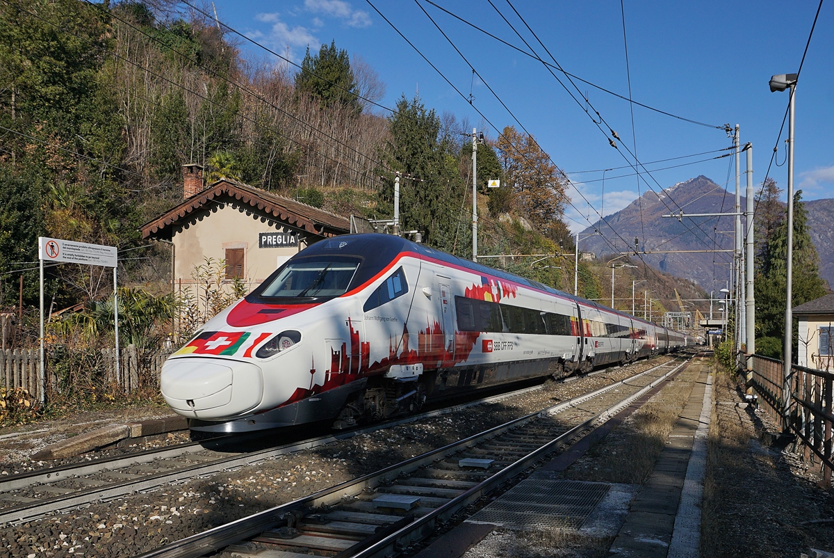 So könnte der EuroCityExpress Einsatz ECE 52 von Milano nach Frankfurt ab Fahrplanwechsel aussehen: Zwei SBB RABe 503 als EC 52 auf der Fahrt von Milano nach Basel SBB. Der am Schluss mitlaufende RABe 503 022-1 (UIC 93 85 1 502 022-1 CH-SBB) wurde für die neue Verbindung entsprechend gestaltet und auf den Namen Johann Wolfgang von Goethe getauft.
Es wird übrigens seit der Verwendung der RAe-TEE Züge das erste mal dass wieder SBB Trieb-Züge planmässig in Deutschland verkehren.  
Das Bild zeigt die Züge bei der Durchfahrt in Preglia am 21. Nov. 2017 
