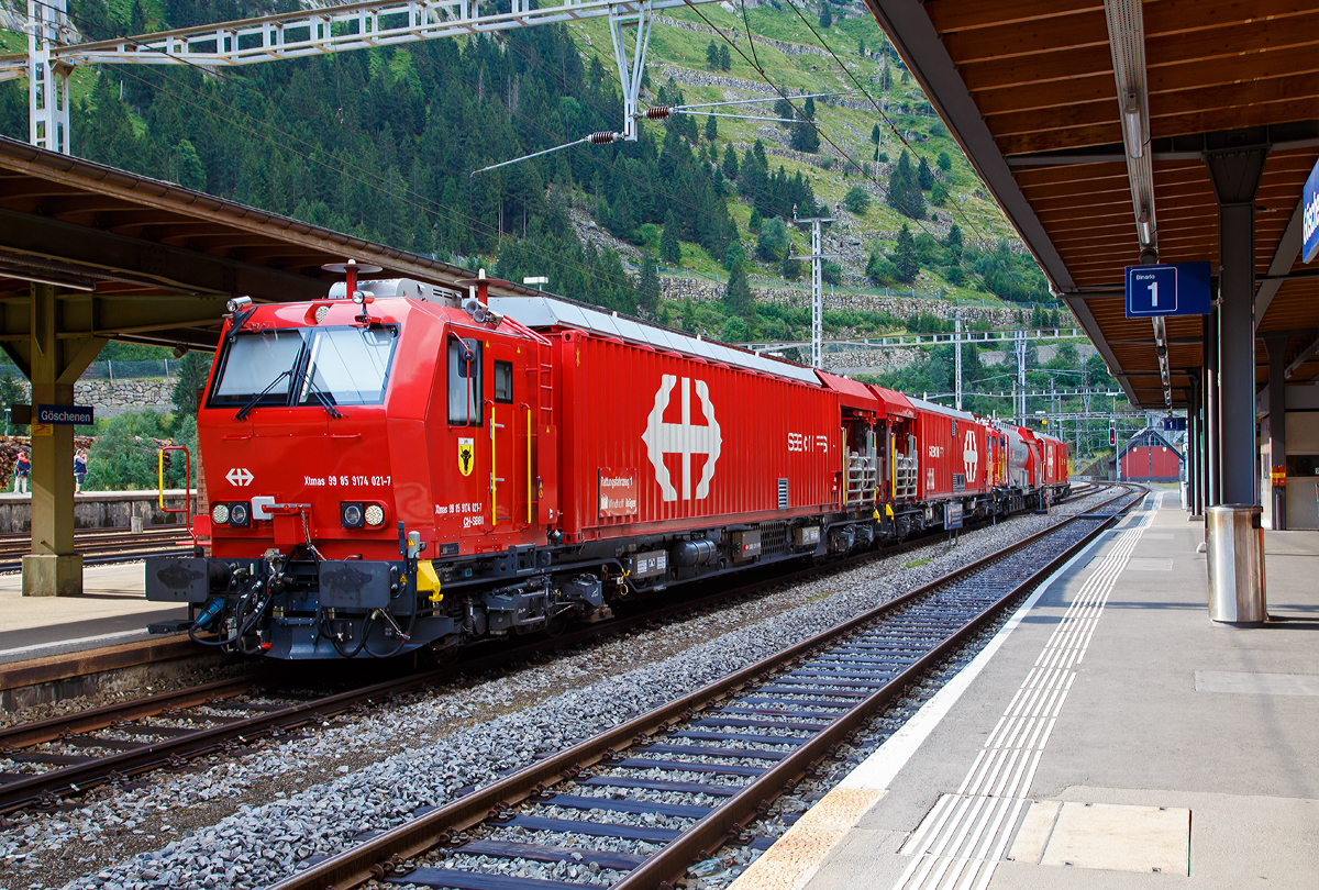 So lang wie der Zug ist, so lang ist auch die Beschreibung....

Der Erstfelder SBB Lösch- und Rettungszug 2014 „Uri“ (ein vierteiliger LRZ 14) am 02.08.2019 beim Halt im Bahnhof Göschenen.  
Der Lösch- und Rettungszug wurde 2014 für die SBB Infrastruktur, Depot Erstfeld, gebaut und besteht aus dem:
Rettungsfahrzeug 1 - Xtmas 99 85 9174 021-7 CH-SBBI;
Rettungsfahrzeug 2 - Xtmas 99 85 9174 011-8 CH-SBBI;
Tanklöschwagen - Xans 99 85 9375 011-5 CH-SBBI; sowie
Gerätefahrzeug - Xtmas 99 85 9177 011-5 CH-SBBI

Die vorletzte Generation der Lösch- und Rettungszüge (LRZ 2014) ist vierteilig und besteht aus einem Tanklöschwagen, einem Gerätefahrzeug und zwei Rettungsfahrzeugen. Der Antrieb erfolgt mit je zwei MTU-Dieselpowerpacks (6-Zylinder Turbo geladener Dieselmotor von MTU, Partikelfilter, Turbogetriebe mit eingebauten Retarder und Kühlsystem) nach EU-Abgas-Emissionsstufe IIIA Norm, mit je 390 kW Leistung über die beiden Rettungs- sowie das Gerätefahrzeug. Der Lösch- und Rettungszug hat so eine installierte Gesamtleistung von 2.340 kW, eine Höchstgeschwindigkeit von 100 km/h und kann Anhängelasten von 940 Tonnen bei einer Steigung von 27 Promille bewegen. Der gesamte Atemluftvorrat des Zuges beträgt 1.980.000 Normliter und wird in 132 Speicherflaschen, die ein Volumen von 50 Litern haben, mit 300 Bar Druck gelagert. An verschiedenen Orten in den Innenräumen und auf den Plattformen sind Anschlüsse für die Atemluftversorgung vorhanden. Daran können separate Atemschutzmasken oder das tragbare Atemschutzgerät mit Geber- und Nehmerschlauch angeschlossen werden. Alle Führerstandkabinen sind druckdicht und verfügen über eine Atemluftversorgung, welche einen Überdruck erzeugt. In den Führerstandkabinen des Gerätefahrzeugs und des Tanklöschwagens ist zusätzlich ein Bedienpult für die Feuerlöschtechnik eingebaut.
Zwischen 4 und 5 Stunden  ist ein autonomer Betrieb des LRZ möglich.

Im Einsatz wird der Zug in zwei Einheiten geteilt. Die erste Einheit aus Gerätefahrzeug und Tanklöschwagen dient der Feuerbekämpfung und dem Bergungsarbeiten. Die zweite Einheit, bestehend aus zwei Rettungsfahrzeugen übernimmt im Shuttleverkehr den Personentransport zu einem sicheren Ort.

Für den Gotthard-Basistunnel (GBT) werden zwei dieser LRZ 14 vorgehalten, dieser steht beim neuen Erhaltungs- und Interventionszentren (EIZ) Erstfeld und ein weiterer beim EIZ Biasca. Für jeden Zug wird rund um die Uhr (7x24 h) eine Besatzung mit je 5 Mann vorgehalten. Die Mannschaften der Lösch- und Rettungszüge sind an deren Standorten kaserniert. Das ermöglicht, dass sie auch in der Nacht innerhalb weniger Minuten einsatzbereit sind. Die Züge sind innerhalb 5 Minuten startklar. Im Ereignisfall erfolgt dann eine entsprechende Verstärkung durch externe Einsatzkräfte, wie Feuerwehr, Sanität, etc..

Technische Daten Rettungsfahrzeug 1 und 2:
Ausrüstung Rettungscontainer:
Außenluftunabhängiger Hauptraum mit leichtem Überdruck, zugänglich durch Schleusenraum;
Platz für etwa 60 Personen oder 40 Personen und 6 Liegen
20 Atemschutzgeräte mit angeschlossenem Geber- und Nehmerschlauch 
Tragbahren faltbar, Rettungsbretter, Schaufelbahren, Vakuummatratzen
Material für lebensrettende Sofortmaßnahmen und Sanitätsmaterial
Anschlüsse für die Versorgung von Patienten mit Medizinsauerstoff
Raumüberwachungsgeräte für Sauerstoff und Kohlendioxid
Brandschutzausrüstung der Mannschaft (Jacken, Hosen, Stiefel, Helme) 
Explosionsmessgerät und Wärmebildkameras
Ausrüstung Rettungsplattform
Treppenmodul2 Schwenkarme mit Kettenzug
2 Feste LED Scheinwerfer
Prüf- und Erdungsgarnituren für die Fahrleitung 

TECHNISCHE DATEN (Fahrzeug):
Hersteller Basisfahrzeug: Windhoff Bahn- und Anlagentechnik GmbH
Basisfahrzeug Typ: WINDHOFF MPV
Hersteller Rettungscontainer und Atemluftanlage: Dräger Safety AG
Spurweite: 1.435 mm (Normalspur)
Achsfolge: Bo´Bo´
Eigengewicht: ca. 70.000 kg
Max. Zuladung: 7.000 kg
Länge über Puffer:  22.060 mm
Drehzapfenabstand: 15.500 mm
Achsabstand im Drehgestell: 2.600 mm
Treibraddurchmesser: 920 mm (neu)
Höhe der Containerauflage: 1.220 mm
Höchstgeschwindigkeit: 100 km/h (eigen und geschleppt)
Leistung: 2 x 390 kW
Dieselmotor: 2 x MTU-Dieselpowerpack (6-Zylinder Turbo geladener Dieselmotor von MTU, Partikelfilter, Turbogetriebe mit eingebauten Retarder und Kühlsystem)
Kleinster befahrbarer Gleisbogen: R 120 m

Technische Daten Tanklöschwagen:
Ausrüstung Tanklöschwagen:
1 Frontmonitor an Führerkabine, Leistung 800 l/Min. bei 8 Bar, Wurfweite ca. 35 m (Wasser)
1 Wasser-/Schaumwerfer auf Kabinendach, Leistung 2400 l/Min. bei 8 Bar, Wurfweite ca. 70 m (Wasser), ca. 60 m (Schaum)
Fahrzeugfront, Selbstschutzdüsen 2 × 75 l/Min. und 1 × 150 l/Min.
Abgänge getrennt für Wasser – Wasser/Schaum
Aufbaubarer Wasser-/Schaumwerfer mit 1200 l/Min.
Aufbaubare Hydroschilder mit 720 und 1800 l/Min.
feste LED-Scheinwerfer
Schlauchmaterial 1.000 m (Schlauchgrößen 40 mm, 55 mm, 75 mm)
Teilstücke, Hohlstrahlrohre, Schwer- und Kombischaumrohre
Handfeuerlöscher (Schaum, CO2)
Prüf- und Erdungsgarnituren für die Fahrleitung

Maschinenraum Tanklöschwagen:
Dieselmotor Deutz (238 kW / 324 PS), 6 Zylinder mit vollautomatischem Partikelfilter welcher die Abgasnorme Stage IIIB erfüllt und angeflanschtem Pumpenaggregat von Vogt
Druckpumpe 6000 l/Min. bei 10 Bar
Schaummittelpumpe 500 l/Min., 0–6 % Zumischrate
Hochdruckpumpe 500 l/Min. bei 40 Bar

TECHNISCHE DATEN (Fahrzeug):
Hersteller Untergestell: Josef Meyer AG
Hersteller Fahrzeug Oberbau: Windhoff Bahn- und Anlagentechnik GmbH
Hersteller Atemluftanlage: Dräger Safety AG
Hersteller Feuerlöschtechnik: Vogt AG
Spurweite: 1.435 mm (Normalspur)
Anzahl der Achsen: 4 in zwei Drehgestellen
Länge über Puffer:  17.040 mm
Drehzapfenabstand: 12.000 mm
Achsabstand im Drehgestell: 1.800 mm
Eigengewicht: 41.000 kg
Dienstgewicht 90.000 kg
Löschwasservorrat: 45.000 Liter
Schaumextrakt-Vorrat: 1.500 Liter

Technische Daten Gerätefahrzeuge:
Arbeitsmodul/Generator:
Generator 65 kVA für Bordnetz, Dieselmotor Deutz (erfüllt Abgasnorm IIIB, ausgerüstet mit einer integrierten Abgasnachbehandlung und aktiver Regeneration mittels eines DPF/Brenners).
Atemluftfilteranlage und Abfüllstation für tragbare Atemluftflaschen.

Feuerlöschanlage:
1 Frontmonitor an Führerkabine, Leistung 800 l/Min. bei 8 Bar, Wurfweite ca. 35 m (Wasser)
1 Wasser-/Schaumwerfer auf Kabinendach, Leistung 2400 l/Min. bei 8 Bar, Wurfweite ca. 70 m (Wasser), ca. 60 m (Schaum)
Fahrzeugfront, Selbstschutzdüsen 2 × 75 l/Min. und 1 × 150 l/Min.

Ausrüstung:
Motorspritze (Typ 1, mobil, 800 l/Min. bei 8 Bar, resp. nach Umbau Lenzpumpe 2700 l/Min. bei 1,5 Bar mit Saugschläuchen)
Diverses Ölwehrmaterial – Ölbindemittel, Feuerlöscher (Schaum, Pulver, CO2), Werkzeug, Explosionsgeschützte Handlampen und Wärmebildkameras
Beleuchtungsmaterial – Scheinwerfer (1.000 W)
ELRO-Pumpe mit Saug-/Druckschläuchen
Schienenrollwagen
Rettungskettensäge, Trennschleifer, Rettungsschere/Rettungsspreizer, Pioniermaterial, Leiter und Absperrmaterial
Evakuierungsstege
Hilfskupplungen für Fahrzeuge mit automatischer Kupplung
Kran Palfinger PC 3800 mit Seilwinde

TECHNISCHE DATEN (Fahrzeug):
Hersteller Basisfahrzeug: Windhoff Bahn- und Anlagentechnik GmbH
Basisfahrzeug Typ: WINDHOFF MPV
Hersteller Arbeitsmodul: Dräger Safety AG
Hersteller Feuerlöschtechnik: Vogt AG
Spurweite: 1.435 mm (Normalspur)
Achsfolge: Bo´Bo´
Eigengewicht: 71.900 kg
Dienstgewicht: 80.000 kg
Länge über Puffer:  22.060 mm
Drehzapfenabstand: 15.500 mm
Achsabstand im Drehgestell: 2.600 mm
Treibraddurchmesser: 920 mm (neu)
Höhe der Containerauflage: 1.220 mm
Höchstgeschwindigkeit: 100 km/h (eigen und geschleppt)
Leistung: 2 x 390 kW
Dieselmotor: 2 x MTU-Dieselpowerpack (6-Zylinder Turbo geladener Dieselmotor von MTU, Partikelfilter, Turbogetriebe mit eingebauten Retarder und Kühlsystem)
Kleinster befahrbarer Gleisbogen: R 120 m

Quellen: SBB und Anschriften