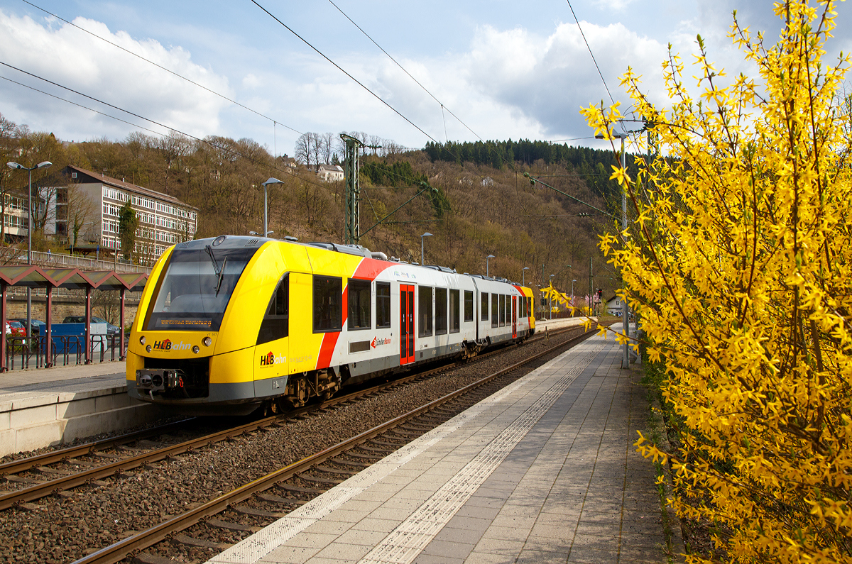 
So langsam wird es doch Frühling...... 
Der VT 507 (95 80 1648 107-8 D-HEB / 95 80 1648 607-7 D-HEB) ein Alstom Coradia LINT 41 (der neuen Generation) der HLB (Hessische Landesbahn GmbH) fährt am 01.04.2017 als RB 93  Rothaarbahn  (Betzdorf/Sieg - Siegen - Bad Berleburg in den Bahnhof Kirchen/Sieg ein.
