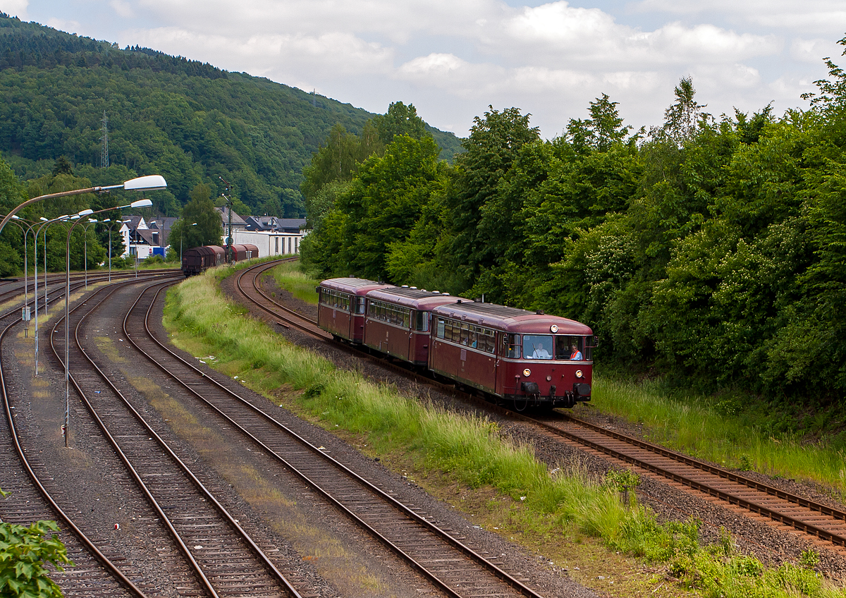 So sah der Schienenpersonenverkehr noch bis 1999 im Hellertal aus....
Als die Betzdorfer „Roten Brummer“ die Uerdinger Schienenbusse (VT 98) der Deutsche Bahn (früher Deutschen Bundesbahn) auf der Hellertalbahn (KBS 462) zwischen Betzdorf (Sieg) über Herdorf und Haiger nach Dillenburg, in Doppel- bis Vierfachtraktion, fuhren. 

So erreicht hier Stilecht die Schienenbusgarnitur des FSB - Förderverein Schienenbus e.V. (Menden), bestehend aus Schienenbus 796 690-6, Beiwagen 996 309-1 und Schienenbus 796 802-7, bald den Bahnhof Herdorf.

Lebensläufe der Fahrzeuge:
Der Schienenbus 796 690-6 wurde 1960 von der Waggonfabrik Uerdingen unter der Fabriknummer 66577 gebaut und als VT 98 9690 an die Deutschen Bundesbahn geliefert. Ab 1968 als DB 798 690-4 bezeichnet und nach Umbau auf Einmannbetrieb ab 1989 als DB 796 690-6 bezeichnet. Ende November 1995 erfolgte die Ausmusterung im BW Siegen und er wurde an die FSB in Menden verkauft. Seit 2017 ist er nun bei der VEB - Vulkan-Eifel-Bahn Betriebsgesellschaft mbH als 796 690-6 (95 80 0796 690-5 D-VEB).

Der Beiwagen 996 309-1 wurde 1962 von Rathgeber in München unter der Fabriknummer 20302/24 gebaut und als VB 98 2309 an die Deutschen Bundesbahn geliefert. Ab 1968 als DB 998 309-9 bezeichnet und nach Umbau auf Einmannbetrieb ab 1989 als DB 996 309-1 bezeichnet. Nach Ausmusterung ging er 1995 Hochwaldbahn e. V. (HWB), später ging er an die FSB in Menden und seit 2017 ist er nun bei der VEB - Vulkan-Eifel-Bahn Betriebsgesellschaft mbH als 996 309-1 (95 80 0996 309-0 D-VEB).

Der Schienenbus 796 802-7 wurde 1961 von MAN in Nürnberg unter der Fabriknummer 146684 gebaut und als VT 98 9802 an die Deutschen Bundesbahn geliefert. Ab 1968 als DB 798 802-5 bezeichnet und nach Umbau auf Einmannbetrieb ab 1988 als DB 796 802-7 bezeichnet. Ende November 1995 erfolgte die Ausmusterung im BW Gießen und er wurde an die FSB in Menden verkauft. Seit 2017 ist er nun bei der VEB - Vulkan-Eifel-Bahn Betriebsgesellschaft mbH als 796 802-7 (95 80 0796 802-6 D-VEB).

Für den Einmannbetrieb wurden 47 Triebwagen (VT), 23 Beiwagen (VB) und 45 Steuerwagen (VS) 1988 umgebaut. Die Fahrzeuge erhielten pneumatische Türschließeinrichtungen und Zahltische für den Triebfahrzeugführer. Diese Fahrzeuge erhielten danach die Baureihen Bezeichnungen 796 für die VT bzw. 996 für die VB und VS.
