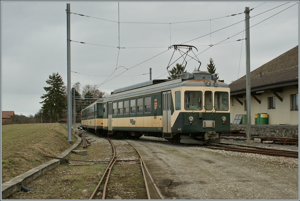 So st�dtisch die Ausgangsstation, so l�ndlich die Endstation der LEB: Der aus Lausanne in Bercher eingetroffene  Mittagsschnellzug  man�vriert auf ein Nebengleis um das einzige Bahnsteiggleis f�r den bald kommenden Regionalzug frei zu geben.
3. M�rz 2010