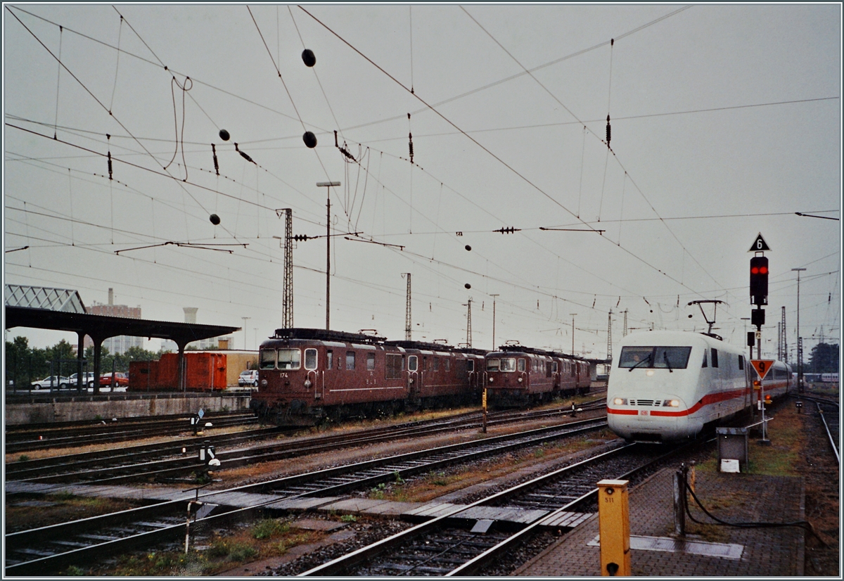 So viele BLS Re 4/4 (Re 425) bekommt man heute nicht mehr zu sehne...

Sechs BLS Re 4/4 und eine ICE in Basel Bad. Bf. 

Analogbild vom Sommer 2005