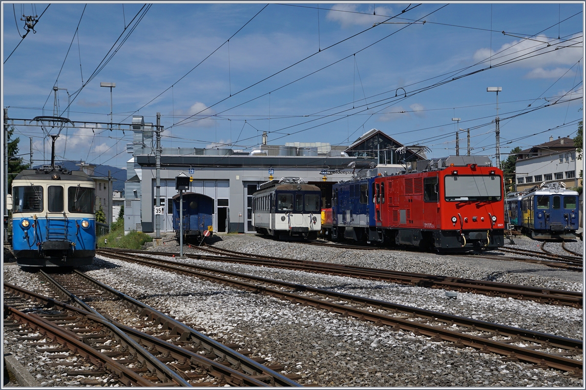 So viele Züge, dass mein Fotoappart fast zu klein war: Der MOB ABDe 8/8 4002 VAUD erreicht mit seinem Regionalzug 2224 Chernex, beim Dépôt stehen neben dem Be 4/4 (ex SNB) die beiden HGem 2/2 2501 und Gem 2/2 2502 sowie zwei BDe 4/4.
11. August 2016