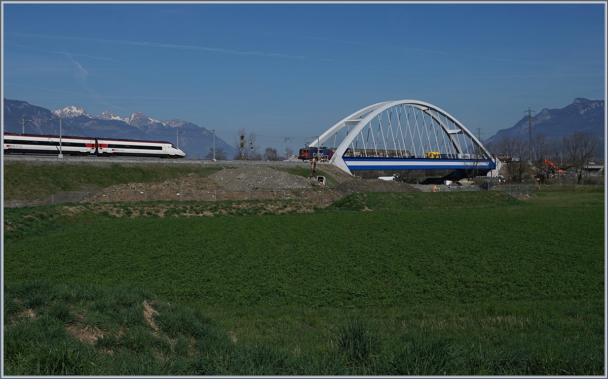 So war das Bild natürlich nicht geplant: Die neue Rohne Brücke bei Massogex (Simplonstrecke zwischen St-Maurice und Bex) mit den EC 32 nach Genève und eine Güterzug nach St-Maurice.
27. März 2017