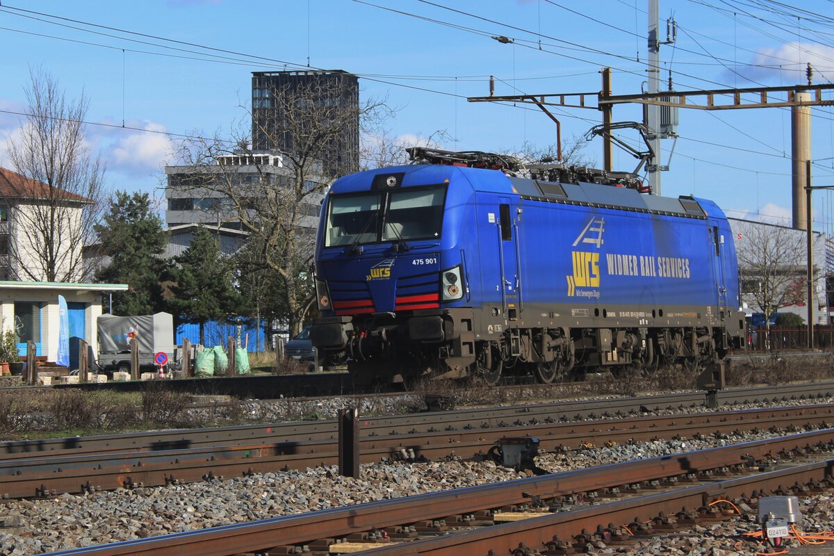 Soloauftritt für WRS 475 901 durch Pratteln am 13 Februar 2024. Er geht nach Muttenz und soll dort ein Güterzug aufnehmen.