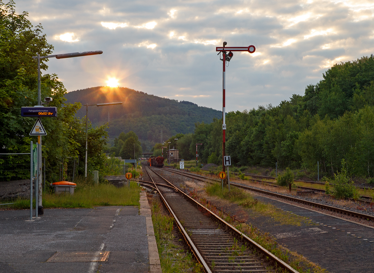 
Sonnenaufgang in Herdorf........

Während wir am Bahnhof auf unseren Zug warten, rangiert vor dem Stellwerk Herdorf Ost (Ho) die KSW.