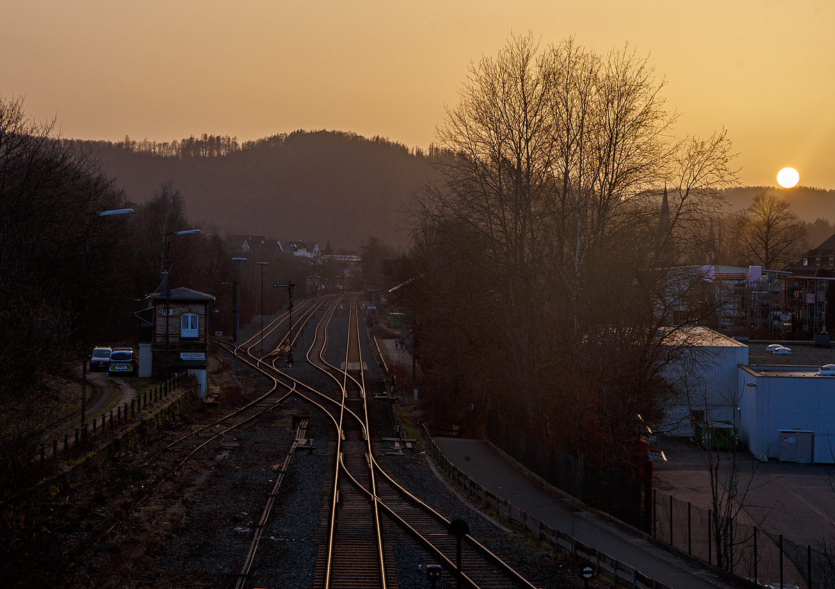 Sonnenuntergang in Herdorf am 24.02.2021, bedingt durch den Saharastaub in etwas anderen Farben.
Hier mit Blick auf den Bahnhof Herdorf und links das Stellwerk Herdorf Ost (Ho), sowie weiterhinten links das Stellwerk Herdorf Fahrdienstleiter (Hf).