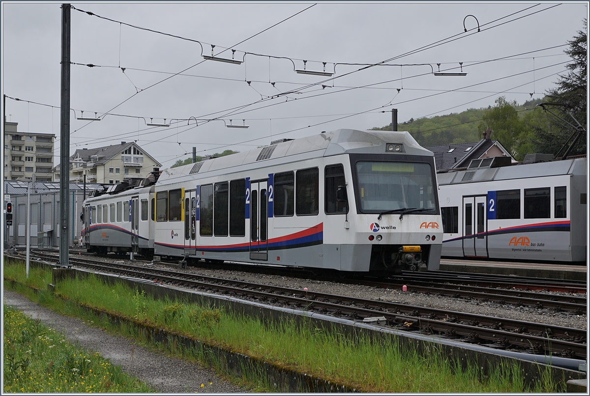 Sonntagsruhe in Schöftland: der ABt 52 und sein Be 4/4 werden wohl erst wieder am Montag zur HVZ gebraucht und stehen nun abgestellt im Bahnhof von Schöftland.

7. Mai 2017