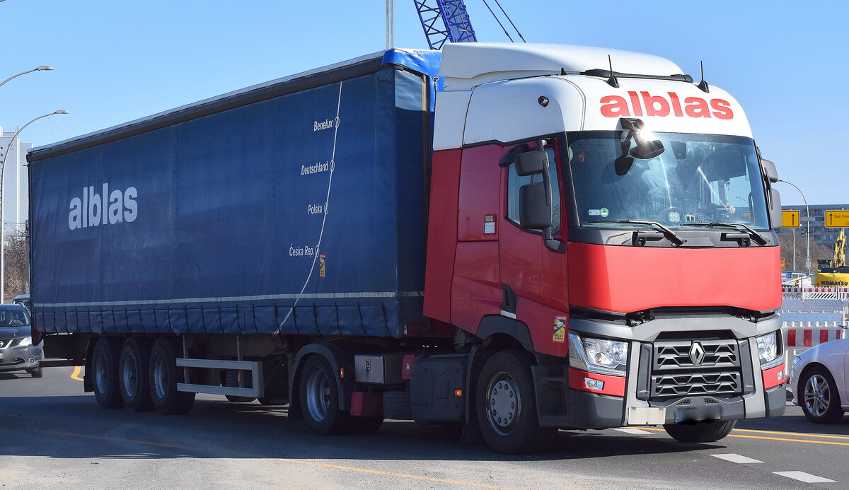 Spedition Alblas International Logistics mit einem polnischen Sattelzug mit Renault T-Truck 480 Zugmaschine am 03.03.25 Berlin Marzahn.