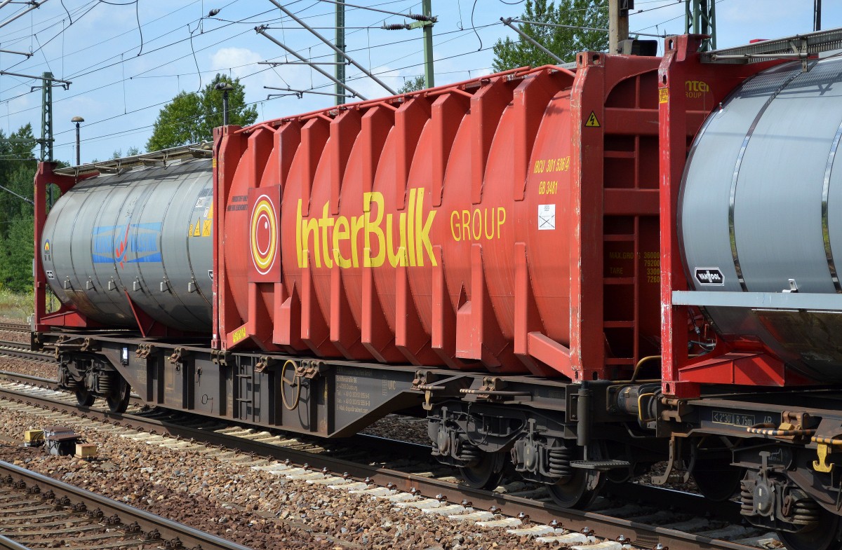 Spezial BULK-Container vom Logistiker InterBulk Group aus Großbritannien und daneben ein Tankcontainer von NIJHOF WASSINK am 01.08.14 Bhf. Flughafen Berlin-Schönefeld.