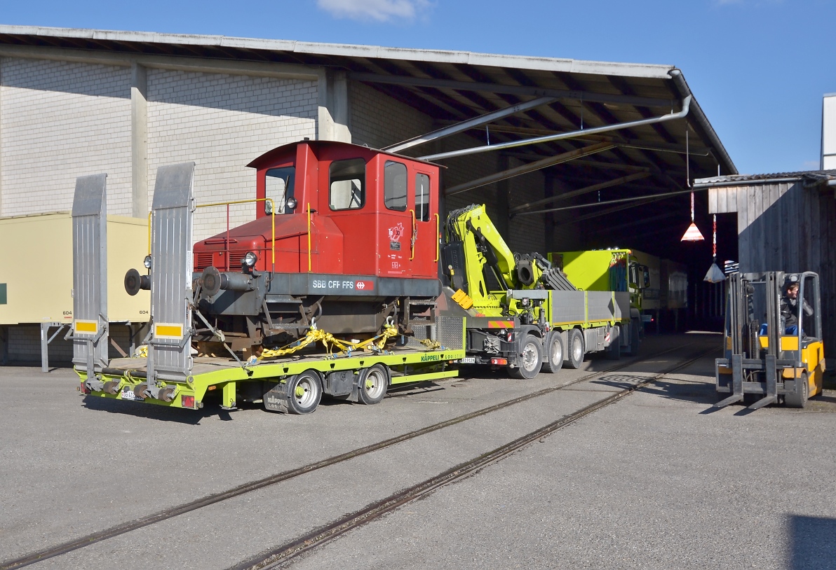 Spitzmaus auf Reisen. 

Schienentraktor Tm I Nr. 477 auf verlässt sein vorübergehendes Zuhause in Frauenfeld, um in Sargans ein neues Einsatzfeld zu finden. Um den Erhalt kümmert sich IG Schiene Schweiz. Februar 2014.