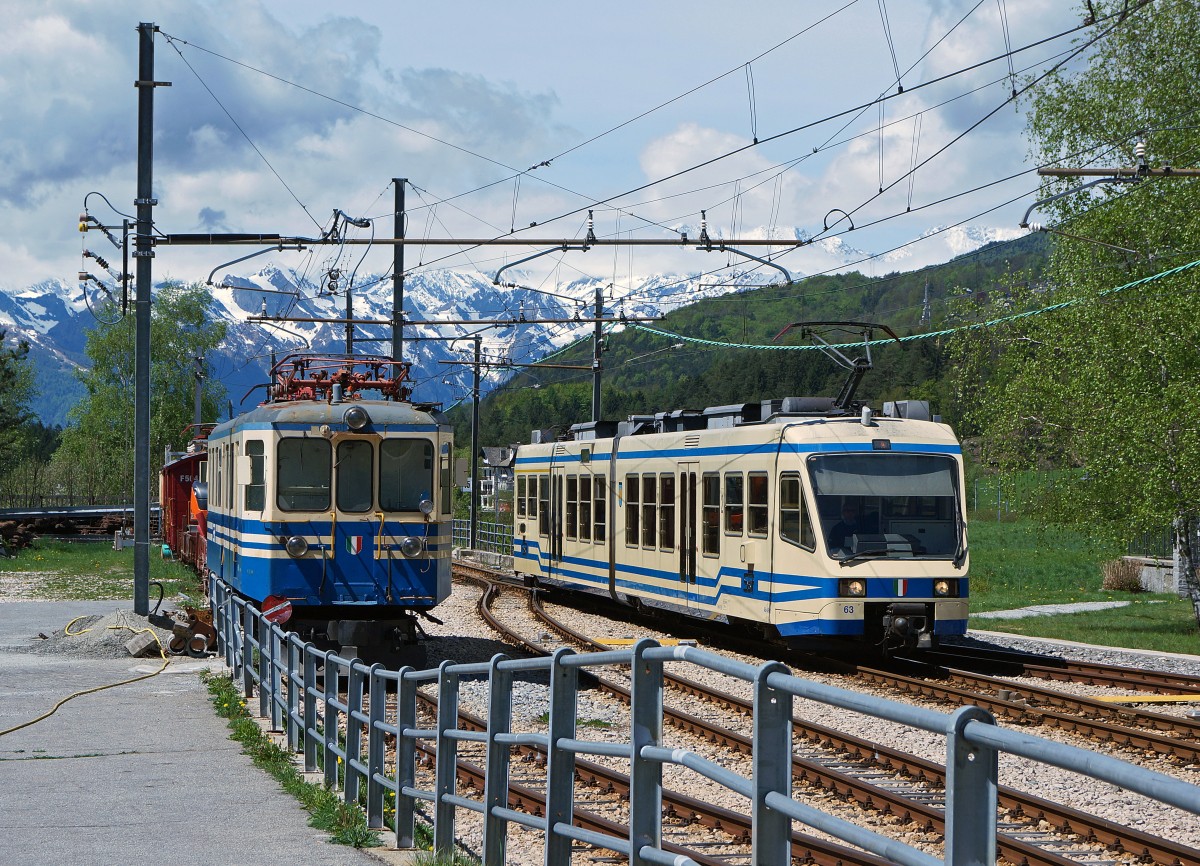 SSIF/FART: Begegnung zwischen ALT und NEU, Xe 4/4 16 (1923/1975) und SSIF ABe 4/6 63 (1962-1993) als Zusatzzug zum D 53 P in S. Maria Maggiore am 2. Mai 2015.
Foto: Walter Ruetsch