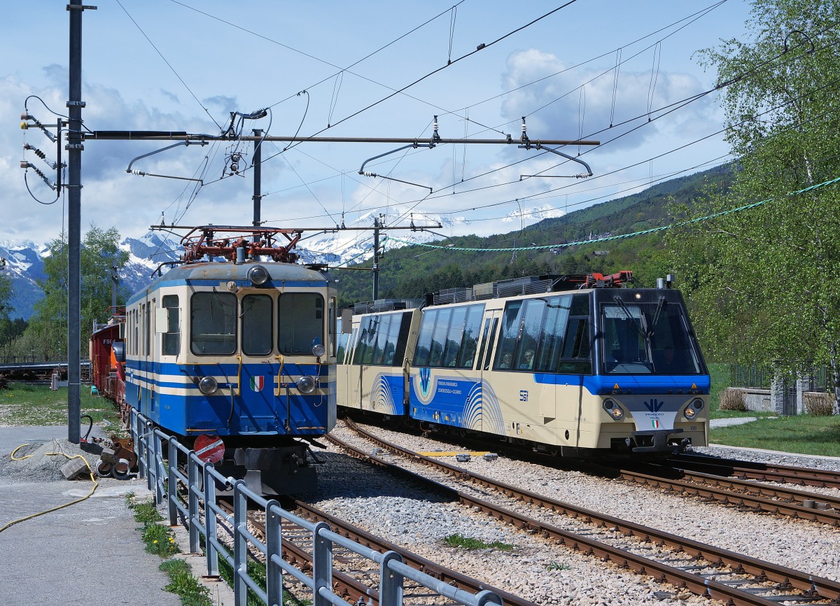 SSIF/FART: Begegnung zwischen ALT und NEU, Xe 4/4 16 (1923/1975) und SSIF Panoramic-Zug als D 53 P bei der Durchfahrt S. Maria Maggiore am 2. Mai 2015.
Foto: Walter Ruetsch