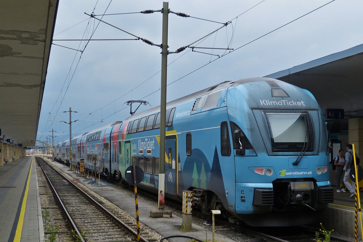 Stadler Kiss Triebug 4010 628 mit Werbe Beklebung, der Westbahn steht im Westbahnhof von Wien. 06.06.2023
