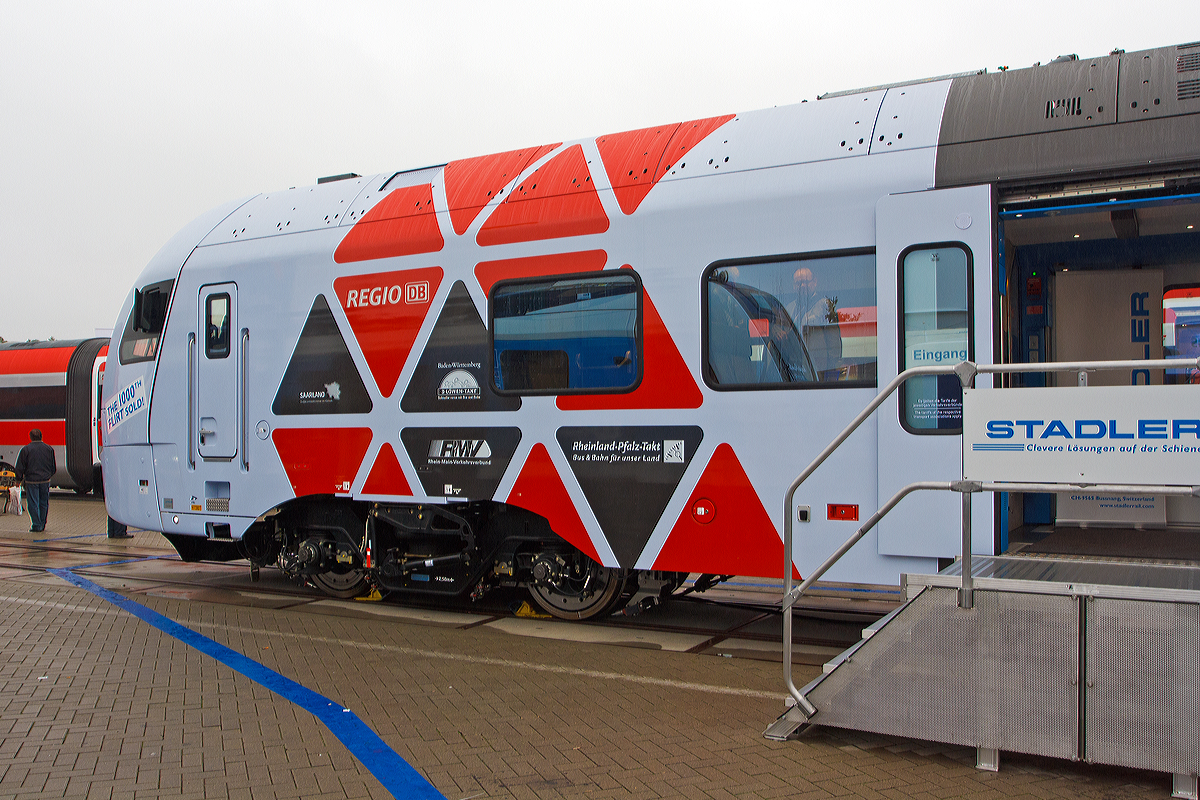 
Stadler Pankow präsentiert den 1. FLIRT der 3. Generation für die DB Regio AG, auf der InnoTrans 2014 (hier 26.09.2014) und bald fährt er auf der Saar- und Moselstrecke.  

Es ist 94 80 0429 113-4 D-DB / 94 80 0429 613-3 D-DB  ein fünfteilige Stadler FLIRT3 der DB Regio AG Region Südwest, das erste Fahrzeug der Serie (von 28 Stück).

Hier die Detail-Seitenansicht.

Weitere Beschreibung von dem FLIRT siehe:
http://hellertal.startbilder.de/bild/deutschland~triebzuege~br-429-stadler-flirt-5-teillig/371288/stadler-pankow-pr228sentiert-den-1-flirt.html