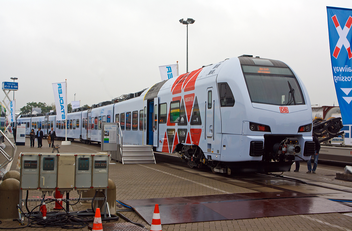 
Stadler Pankow präsentiert den 1. FLIRT der 3. Generation für die DB Regio AG, auf der InnoTrans 2014 (hier 26.09.2014) und bald fährt er auf der Saar- und Moselstrecke.  

Es ist 94 80 0429 113-4 D-DB / 94 80 0429 613-3 D-DB  ein fünfteilige Stadler FLIRT3 der DB Regio AG Region Südwest, das erste Fahrzeug der Serie (von 28 Stück).

Gesamtansicht, etwas getrübt von den Stramverteilerkasten.

Weitere Beschreibung von dem FLIRT siehe:
http://hellertal.startbilder.de/bild/deutschland~triebzuege~br-429-stadler-flirt-5-teillig/371288/stadler-pankow-pr228sentiert-den-1-flirt.html