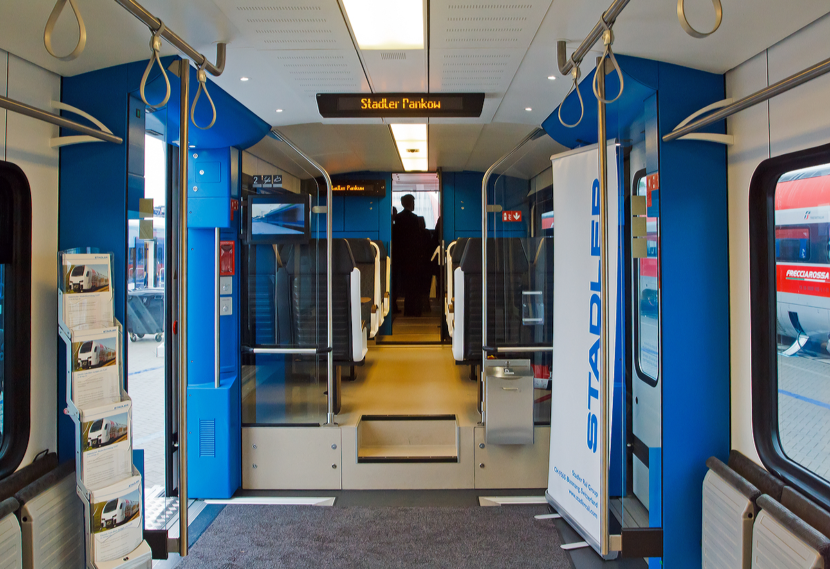 Stadler Pankow pr�sentiert den 1. FLIRT der 3. Generation f�r die DB Regio AG, auf der InnoTrans 2014 (hier 26.09.2014) und bald f�hrt er auf der Saar- und Moselstrecke.  

Es ist 94 80 0429 113-4 D-DB / 94 80 0429 613-3 D-DB  ein f�nfteilige Stadler FLIRT3 der DB Regio AG Region S�dwest, das erste Fahrzeug der Serie (von 28 St�ck).

Hier Innenraum, Blickrichtung F�herstand.

Weitere Beschreibung von dem FLIRT siehe: 
http://hellertal.startbilder.de/bild/deutschland~triebzuege~br-429-stadler-flirt-5-teillig/371288/stadler-pankow-pr228sentiert-den-1-flirt.html
