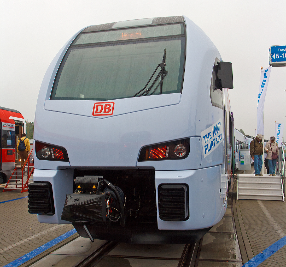 
Stadler Pankow präsentiert den 1. FLIRT der 3. Generation für die DB Regio AG, auf der InnoTrans 2014 (hier 26.09.2014) und bald fährt er auf der Saar- und Moselstrecke.  

Es ist 94 80 0429 113-4 D-DB / 94 80 0429 613-3 D-DB  ein fünfteilige Stadler FLIRT3 der DB Regio AG Region Südwest, das erste Fahrzeug der Serie (von 28 Stück).

Hier die Frontansicht.

Weitere Beschreibung von dem FLIRT siehe:
http://hellertal.startbilder.de/bild/deutschland~triebzuege~br-429-stadler-flirt-5-teillig/371288/stadler-pankow-pr228sentiert-den-1-flirt.html
