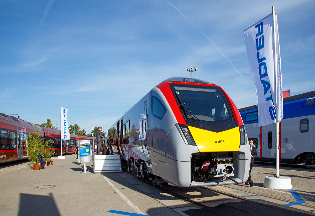 
Stadler pr�sentierte auf der InnoTrans 2018 in Berlin (18.09.2018) mit dem GA 755 401 (British Rail Class 755/4) einen vierteiligen FLIRT-Triebzug mit bimodalem Antrieb (BMU) f�r Greater Anglia (GB). Diese Triebz�ge (BMU – FLIRT) k�nnen im Dieselbetrieb oder im elektrischen Betrieb unter einer 25 kV/50 Hz AC-Oberleitung fahren.

Diese Z�ge werden Regionalstrecken in Norfolk, Suffolk, Essex und Cambridgeshire bedienen. Die ersten Z�ge sollen 2019 in den regul�ren Fahrplanbetrieb gehen. Stadler baut total 58 neue Z�ge, die von Greater Anglia betrieben werden. Das Gesch�ft wird finanziert von Rock Rail East Anglia, einem Joint-Venture zwischen Rock Rail, Aberdeen Standard Investments und GLIL Infrastructure.

Stadler baut total 58 neue Z�ge, die von Greater Anglia betrieben werden. Das Gesch�ft wird finanziert von Rock Rail East Anglia, einem Joint-Venture zwischen Rock Rail, Aberdeen Standard Investments und GLIL Infrastructure. Der Vertrag aus dem Jahr 2016 sieht die Lieferung von 14 dreiteiligen (Class 755/3) und 24 vierteiligen (Class 755/4) bimodalen FLIRT-Triebz�gen (BMU), sowie 20 zw�lfteiligen (Class 745) FLIRT-Triebz�gen (EMU) vor. Die neue FLIRT-Flotte wird Greater Anglia’s bestehende Intercity-Flotte, die Regionalz�ge und die Stansted-Express-Z�ge komplett ersetzen.

Die Niederflurbauweise erm�glicht ein ebenerdiges Einsteigen an jeder Fahrgastt�r. Dies optimiert den Passagierfluss und reduziert die Haltezeit. Die Z�ge mit bimodalem Antrieb erm�glichen einen nahtlosen Service sowohl auf elektrifizierten als auch auf nicht elektrifizierten Strecken.  Der Strom wird auf nicht elektrifizierten Strecken von Dieselmotoren erzeugt, die sich in einem vom Passagierbereich  abgetrennten Powerpack befinden. Auf diese Weise werden Immissionen durch L�rm oder Vibrationen f�r Fahrg�ste auf ein Minimum reduziert. Beim Betrieb unter einer Fahrleitung k�nnen die Dieselmotoren abgestellt werden, sodass Kraftstoff gespart, die Abgas- und L�rmbelastung reduziert und der Komfort f�r die Fahrg�ste im Zug sowie Personen an Bahnh�fen und Haltestellen verbessert wird. Die Z�ge sind mit Klimatisierung, Multifunktions- und Veloabteilen, einem modernen Fahrgastinformationssystem und WLAN ausgestattet. 

Die durchgehend niederflurigen Z�ge bieten 20 Prozent mehr Sitzpl�tze und sind auch f�r mobilit�tseingeschr�nkte Personen gut zug�nglich. Zudem sind die Z�ge mit gr��eren Fenstern ausgestattet. Damit wirkt der Innenraum luftig und hell. Fahrg�ste k�nnen sich leichter als bisher durch die gesamte L�nge des Zuges bewegen, was sich positiv auf Sicherheitsgef�hl auswirkt.

TECHNISCHE DATEN vierteiliger FLIRT-BMU (British Rail Class 755/4) 
Spurweite: 1.435 mm
Achsanordnung: Bo'2'2'2'2'Bo'
L�nge �ber Kupplung: 80.700  mm 
Fahrzeugbreite: 2.720 mm 
Fahrzeugh�he: 3.915 mm
L�nge Powerpack: 6.690 mm 
Achsabstand im Drehgestell: 2.700 mm 
Raddurchmesser Motordrehgestell : 870 mm 
Raddurchmesser Laufdrehgestell: 760 mm 
Max. Leistung am Rad: 2600 kW 
Max. Leistung Dieselmotor: 1.920 kW 
Max. Zugkraft: 200 kN 
Mittlere Beschleunigung, elektrisch 0-40 mph: 1.1 m/s� 
Mittlere Beschleunigung, Diesel 0-40 mph: 0.9 m/s�
H�chstgeschwindigkeit:100 mph (160 km/h)            
Speisespannung: 25kV/50Hz + Diesel 
Sitzpl�tze: 202                             
Klappsitze: 27             
Toiletten: 2
Fu�bodenh�he Niederflur: 960 mm 
Einstiegsbreite: 1.300 mm 
