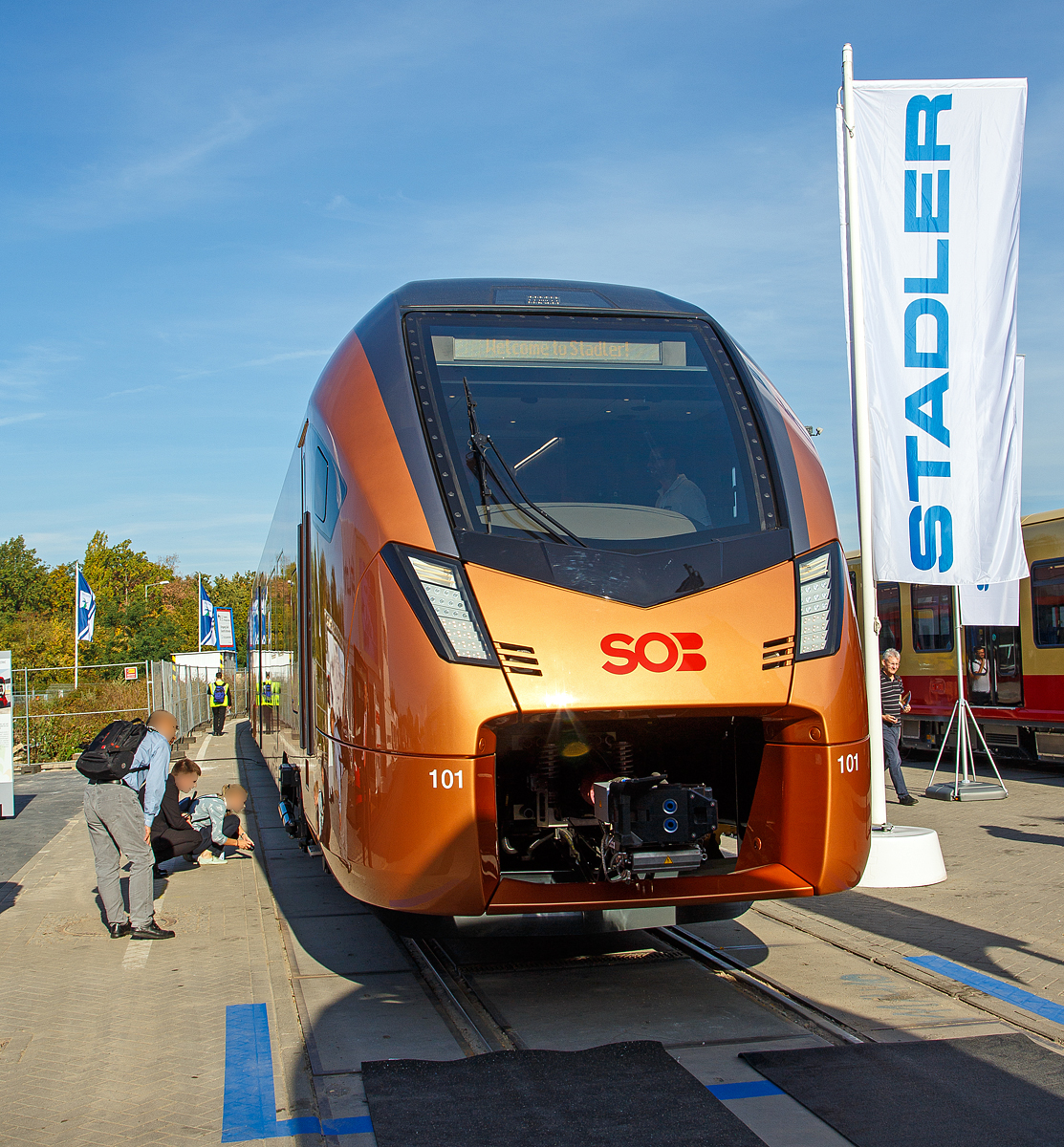 Stadler präsentierte auf der InnoTrans 2018 (hier 18.09.2018) in Berlin den neuen für die SOB (Südostbahn) bestimmten 8-teiligen elektrischen Stadler FLIRT 3 – Traverso (94 85 7 526 101-1 CH-SOB / 201-9).

Die Traverso FLIRT 3 Triebzüge sind für den Voralpen-Express und für den Treno Gottardo (Fernverkehr auf der Gotthard-Bergstrecke) vorgesehen, ab Dezember 2021 folg dann noch die Aare Linth (Bern–Zürich–Chur).

Die Schweizerische Südostbahn (SOB) hat bei Stadler 34 dieser neuen 8-teilige bzw. 4-teilige Triebzüge bestellt. Für den Intercityverkehr wurde der Traverso mit dem Intercity Frontdesign versehen. Die neuen Traverso weisen FLIRT-typische positive Merkmale auf: Stufenlose Eingänge, eine großzügige, übersichtliche Innenraumgestaltung, große Mehrzweckflächen in den Eingangsbereichen und Wagenkasten in Aluminium-Leichtbauweise, was zu deutlich tieferem Energieverbrauch und somit auch wesentlich tieferen Energiekosten führt. Besonderes Augenmerk wurde auf die innovative Fahrwerkstechnik gelegt, die für verschleißarmen Betrieb auf dem kurvenreichen Streckennetz der SOB sorgt. Die Formgebung der Deckenelemente führen im Zusammenspiel mit dem Beleuchtungskonzept zu einer außergewöhnlich hochwertigen Erscheinung des Interieurs.

Die Bedürfnisse der unterschiedlichen Benutzergruppen Pendler, Touristen und Wochenendausflügler, wurden bei der Entwicklung berücksichtigt: Pendler finden Raum, wo sie in Ruhe arbeiten können. Touristen und Wochenendausflügler genießen die fantastische Aussicht aus den Panoramafenstern, können Skier und Fahrräder deponieren und sich in den zwei Cateringzonen verpflegen. Für Familien steht ein eigener Familienbereich zur Verfügung.

Die Traverso FLIRT 3 besitzen automatische Kupplungen  und verfügen über eine Vielfachsteuerung mit 3 Zügen. Sie haben luftgefederte Trieb- und Laufdrehgestelle. Die Triebzüge haben einen passagierfreundlichen Innenraum mit individueller Gestaltungsmöglichkeit und voll Durchgängigkeit des Passagierraums. Sie besitzen 8 Einstiegstüren bei den 8-teiligen Fahrzeugen bzw. 4 Einstiegtüren beim 4-teiligen Zug pro Seite für schnellen Fahrgastwechsel.

TECHNISCHE DATEN der 8-Teiler, (in Klammern der 4-Teiler):
Spurweite:  1.435 mm (Normalspur)
Achsanordnung: Bo'2'2'2Bo' + Bo'2'2'2 Bo'   /   (Bo'2'2'2 Bo')
Länge über Kupplung: 150.200 mm   /   (77.100 mm)
Fahrzeugbreite: 2.820 mm 
Fahrzeughöhe: 4.120 mm 
Achsabstand im Drehgestell: 2.700 mm 
Triebraddurchmesser, neu:  870 mm 
Laufraddurchmesser, neu: 760 mm 
Fußbodenhöhe Niederflur am Einstieg: 600 mm 
Fußbodenhöhe Hochflur: 1.145 mm 
Einstiegbreite: 1.300 mm
Dauerleistung am Rad: 4.000 kW   /   (2.000 kW)
Max Leistung am Rad: 5.200 kW   /   (2.600 kW)
Anfahrzugskraft bis 47km/h: 400 kN   /   (200 kN)
Anfahrbeschleunigung: 1,1 m/s² 
Höchstgeschwindigkeit:160 km/h
Sitzplätze: 359   /   (197)
Klappsitze: 21   /   (10)
Stehplätze bei 4 Pers./m²: 485   /   (225)
Speisespannung: 15 kV AC, 16.7 Hz
