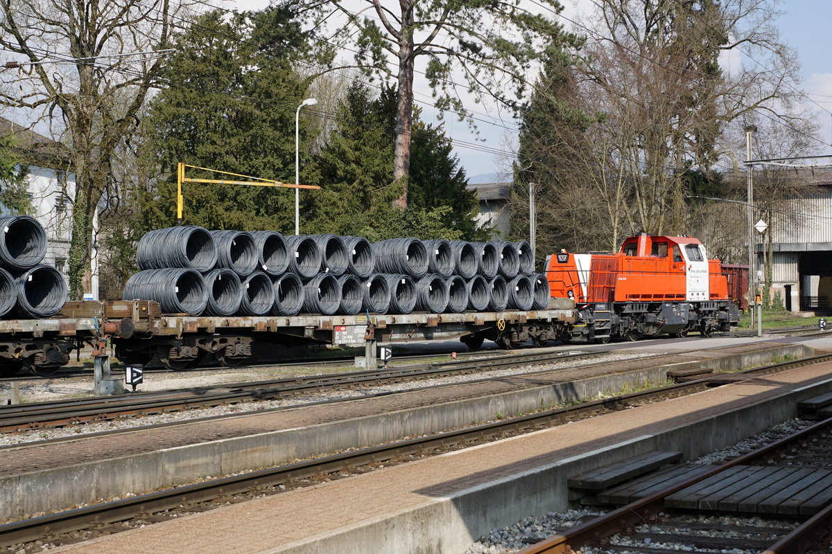 STAHL GERLAFINGEN AG.
In Gerlafingen bei der Stahl Gerlafingen AG wird gegenwärtig trotz dem Coronavirus auf Hochtouren gearbeitet. Pro Tag treffen mehrere  sehr lange Schrottzüge in Gerlafingen ein und auch der Lastwagenverkehr ist enorm. Während dem ganzen Tag stehen sogar gleichzeitig zwei Diesellokomotiven für den harten Rangierdienst im Einsatz. Während dem Ausfall einer V Gravita 10BB musste die gelbe Gastlok von der Baufirma C. VANOLI AG aushelfen.
Inpressionen vom 19. März 2020.
Werkverkehr mit Wagen die das Industrieareal in Gerlafingen nicht verlassen dürfen.
Foto: Walter Ruetsch