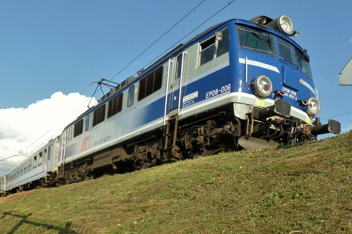 Starker Froschblick auf EP08-006 in Warszawa-Wschodnia am 2 Mai 2016 -vom F�sspfad unter der Ausgang des Bahnhofes gemacht.