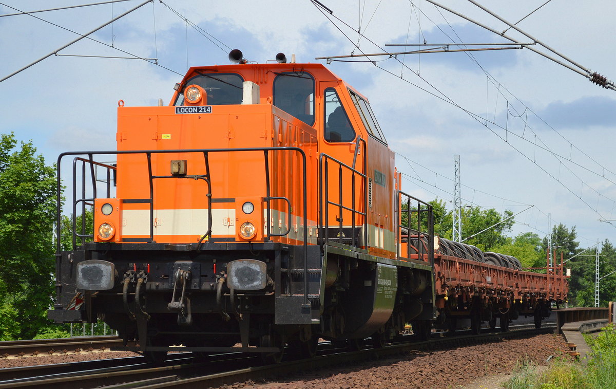Statt MEG hier LOCON 214 (214 004-4) mit zwei Güterflachwagen beladen mit Radachsen für das S-Betriebswerk in Erkner am 14.06.17 Berlin-Wuhlheide.  