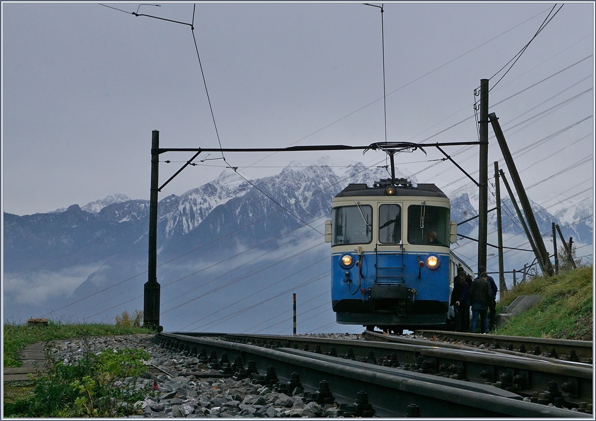 Statt den von Zweisimmen kommenden ABDe 8/8 der dann nicht kam fotografiert, bescherte mir der ABDe 8/8 4001 SUISS eine Überraschung: Als Fotozug unterwegs, konnte ich ihn in Sendy Sollard (und später in Les Avants) fotografieren.
11. Nov. 2017  
