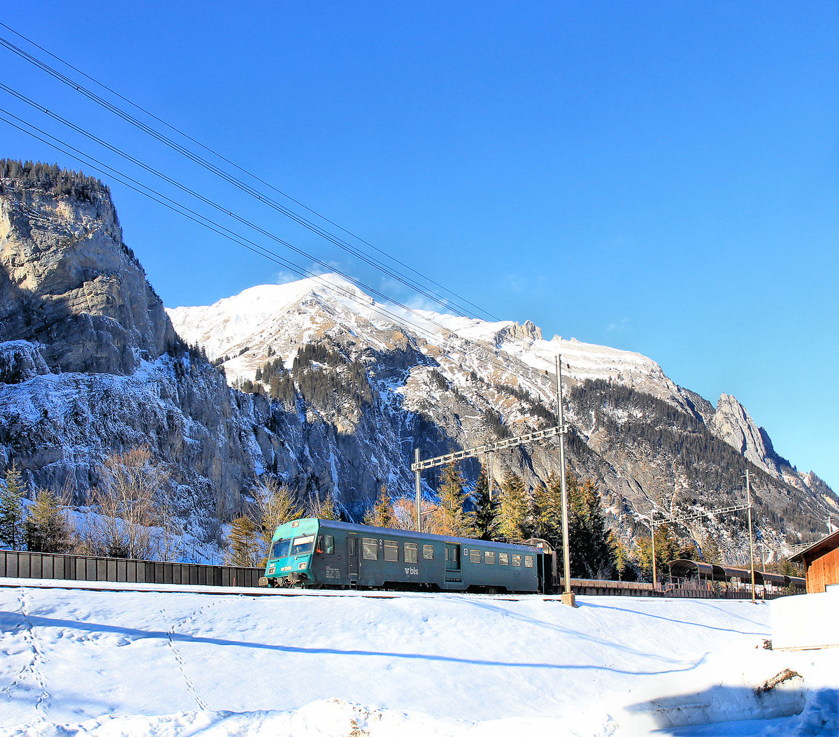 Steuerwagen der Autozüge durch den Lötschberg-Scheiteltunnel: Vor der imposanten Berglandschaft in Kandersteg erscheint der Steuerwagen 958 (BDt 50 85 80-35 958) ganz winzig. 7.Januar 2021