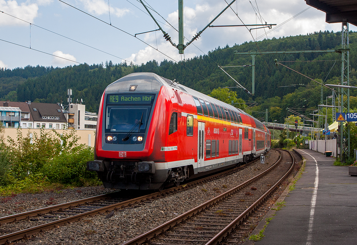 Steuerwagen voraus erreicht der RE 9 - Rhein Sieg Express (RSX) Siegen - K�ln – Aachen am 21.08.2014 den Bahnhof Betzdorf (Sieg), Schublok war die 120 207-6.