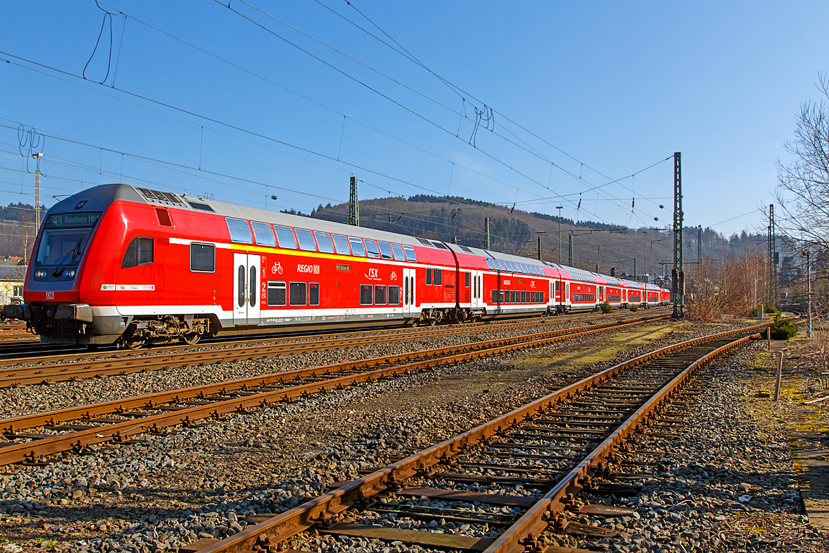 
Steuerwagen voraus fährt am 15.02.2015 der RE 9 (rsx - Rhein-Sieg-Express) Siegen - Köln - Aachen (Umlauf RE 10916) von  Betzdorf/Sieg weiter in Richtung Köln. Hier ist es der 1./2. Klasse Doppelstock-Steuerwagen (DoSto-Steuerwagen) D-DB 50 80 86 - 81 119 - 9 DABpbzf 767.3 und fünf weitere Doppelstock-Wagen, Schublok war die 120 207-6 (91 80 6120 207-6 D-DB).