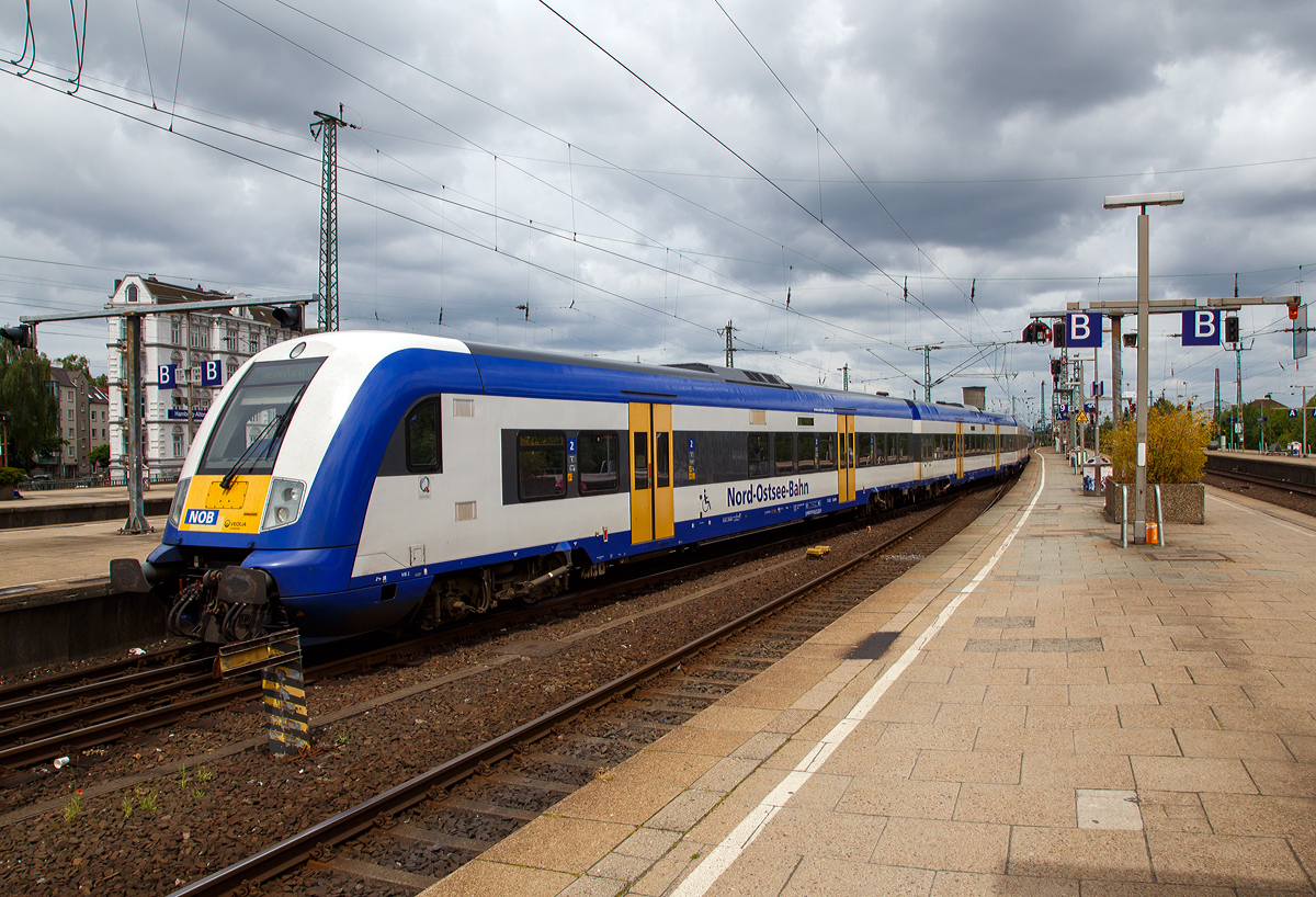 Steuerwagen voraus fährt am 16.06.2015 der Zug der NOB (Nord-Ostsee-Bahn GmbH) von Westerland auf Sylt in den Zielbahnhof Hamburg-Altona ein. 

Der Zug besteht aus Reisezugwagen vom Typ Bombardier Married Pairs, geschoben von der Siemens ER20 - DE2000-02 (223 054-8).

Der Bombardier Married Pair Steuerwagen ist der (75 102) Bpmbdfa D-NOB 55 80 80-75 002-8. Der Steuerwagen verfügt über zwei Endgroßräume mit Sitzbereichen der 2. Klasse sowie über ein Mehrzweckabteil mit Klappsitzen im mittleren Großraum. Der Steuerwagen ist behindertengerecht ausgeführt, die behindertengerechte Ausstattung umfasst einen Hublift und ein barrierefreies WC.

Die Bombardier Married Pairs sind einstöckige Reisezugwagen des Herstellers Bombardier, die auf der Marschbahn eingesetzt werden. Zwei Wagen sind jeweils zu einer nur in der Werkstatt trennbaren Einheit verbunden.

Mögliche Wagenreihungen:
Aus den vorhandenen Fahrzeugen kann als kleinste betriebsfähige Einheit eine 4-teilige Wagengarnitur aus je einem End- und Steuerwagen sowie zwei Mittelwagen mit Energieversorgungsanlage gebildet werden. Darüber hinaus können bis zu 3 Paare aus je einem Mittelwagen mit und einem Mittelwagen ohne Energieversorgung eingereiht werden. In der Regel wurden bei der NOB 4- und 6-Wagen-Züge gebildet. 

TECHNISCHE DATEN des Steuerwagens: 
Baujahr: 2005
Spurweite: 1.435 mm
Länge über Puffer:  27.300 mm
Wagenkastenbreite:  2.764 mm
Drehzapfenabstand: 19.000 mm
Achsstand im Drehgestell:  2.500 mm
Leergewicht:  42 t
Höchstgeschwindigkeit:  160 km/h
Bremsbauart: KE-PR-A-mZ (D) [NBÜ2004]
Sitzplätze:  78 in der 2. Klasse
Abteile: 2 Großräume 2. Klasse, 1 Mehrzweckraum 
Fußbodenhöhe:  760 mm
Niederfluranteil:  100 %
Kupplungstyp: Schraubenkupplungen (vorne), Schalenmuffenkupplung (zum Mittelwagen)

Zum Fahrplanwechsel 2016 musste die Nord-Ostsee-Bahn ihre letzte Strecke (die Leistung der Marschbahn) an die DB Regio Schleswig-Holstein abgeben.