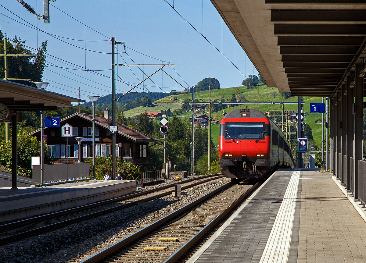 Steuerwagen voraus f�hrt ein SBB IC nach Brig am 08.09.2021 durch den BLS Bahnhof M�lenen. 

Diese Z�ge fahren durch den L�tschberg-Basistunnel via Visp nach Brig. Die L�tschberg-Basisstrecke (LBS) zweigt bei Wengi-Ey, kurz hinter Reichenbach im Kandertal, ab und es geht erst in den 2,6 km langen Engstligetunnel (dient der Umfahrung von Frutigen) bevor es gleichdrauf in den 34,6 km langen L�tschberg-Basistunnel geht.