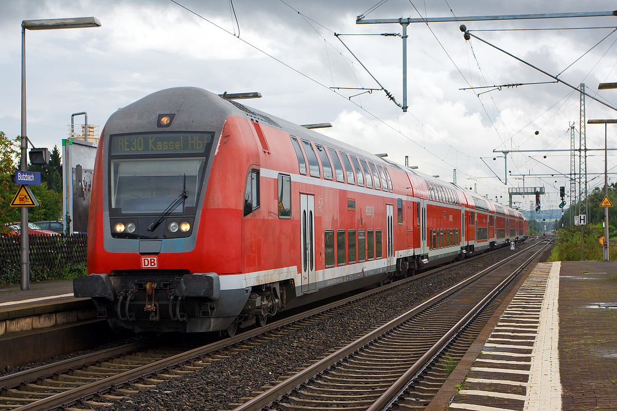 
Steuerwagen voraus f�hrt der RE 30  Main-Weser-Express , Verbindung Frankfurt (Main) Hdf - Gie�en - Marburg Hbf - Treysa - Kassel Hbf, am 15.08.2014 in den Bahnhof Butzbach ein.