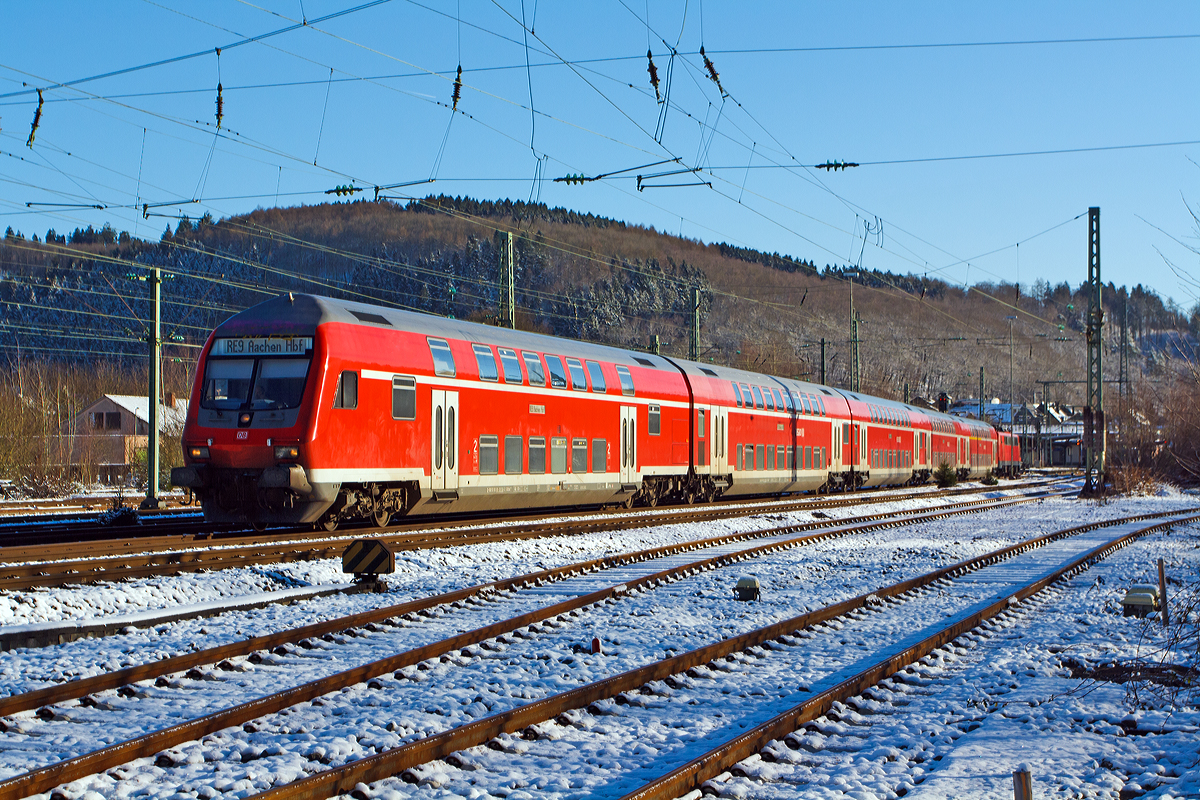 
Steuerwagen voraus fährt der RE 9  - Rhein-Sieg-Express (Siegen – Köln - Aachen) von Betzdorf/Sieg weiter in Richtung Köln, Schublok war die 111 111-1.