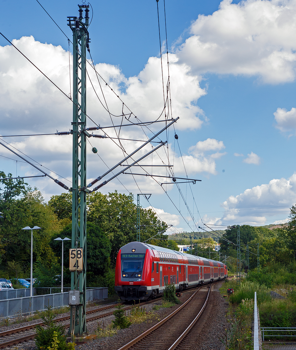 
Steuerwagen voraus (geschoben von der 111 122-8) erreicht der RE 9  rsx / Rhein-Sieg-Express   (Wissen – Köln – Aachen), z.Z. ist die Strecke zwischen Wissen und Au/Sieg wegen Bauarbeiten unterbrochen, am 07.09.2020 den Bahnhof Schladern (Sieg). Deutlich sieht man hier das die Siegstecke vor dem Bahnhof (zwischen Schladern und Rosbach) nur eingleisig ist. 

Bis in die Gegenwart wirken die letzten Tage des Zweiten Weltkriegs 1945 nach, in denen zahlreiche Brücken über die Flüsse zerstört und in der Folge nur eingleisig wiederaufgebaut wurden. Nach wie vor gibt es aber zwischen Blankenberg und Merten sowie wie hier zwischen  Schladern und Rosbach noch eingleisige Streckenabschnitte.