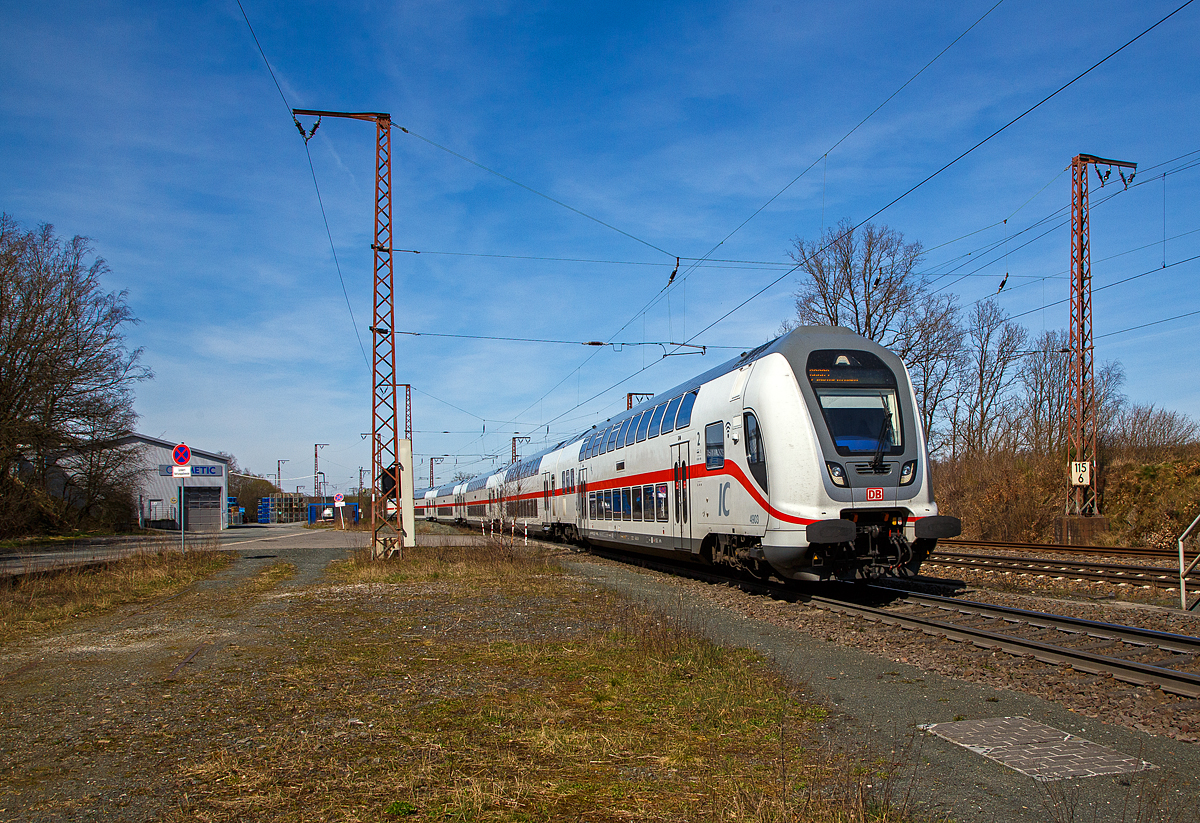 Steuerwagen voraus, geschoben von der 147 576 (91 80 6147 576-3 D-DB – IC 4903), fährt am 11.04.2022 der IC 2229 / RE 34 (Dortmund Hbf - Siegen Hbf – Frankfurt a. Main Hbf) durch den Hp Rudersdorf (Kr. Siegen) in Richtung Frankfurt. 

Nochmals eine lieben Gruß an den netten grüßenden Lokführer zurück.
