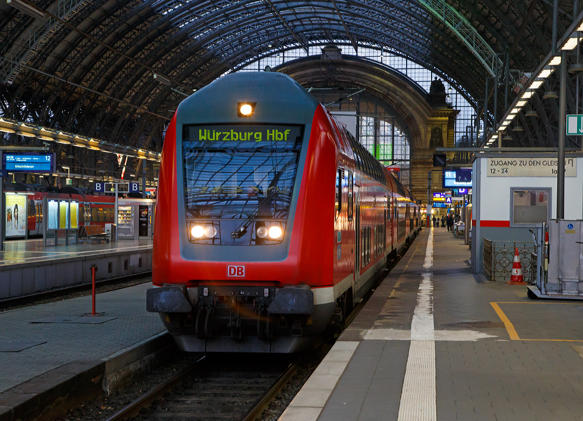 
Steuerwagen voraus steht RE 4603 nach Würzburg Hbf, am 27.12.2015 im Hbf Frankfurt am Main, bereit. Schublok war die 146 246-4  Bahnland Bayern  (91 80 6146 246-4 D-DB).