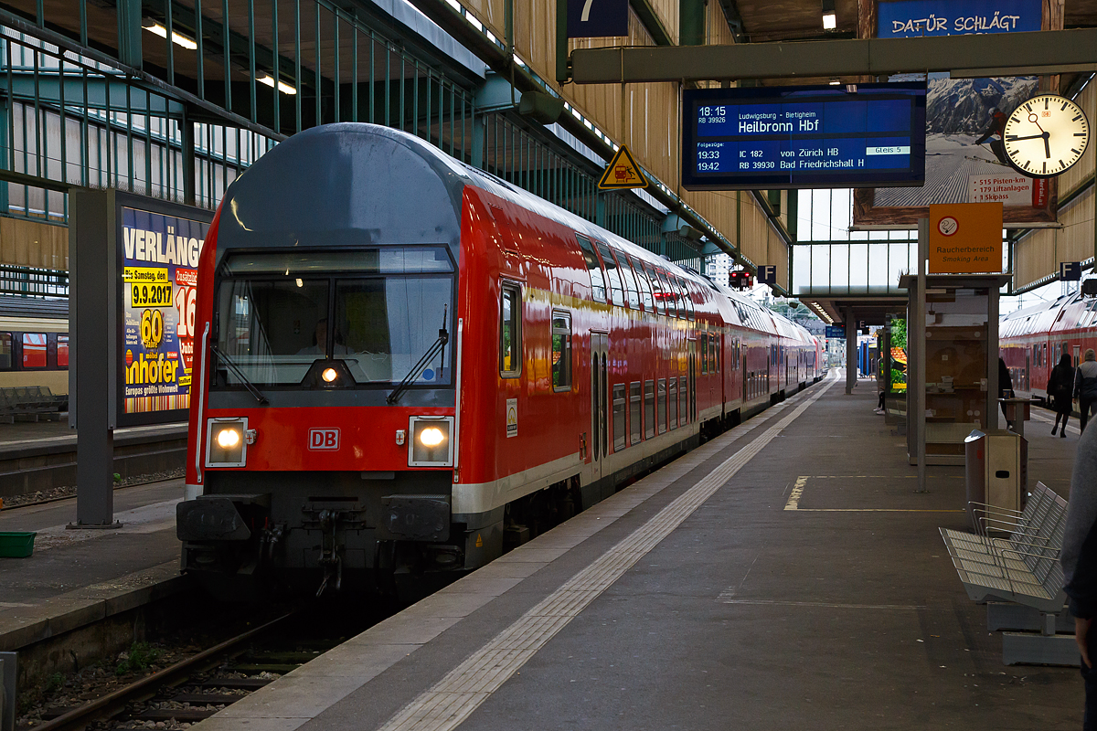 Steuerwagenvoraus erreicht der RB 39926 nach Heilbronn Hbf am 09.09.2017 den Hauptbahnhof Stuttgart.

Vorne ist der Doppelstock-Steuerwagen 1./2. Klasse (DoSto-Steuerwagen) D-DB 50 80 36-33 010-0 DABuzfa 760.0 (ehemaliger DR-Steuerwagen der Gattung DABgbuzf 3633).

TECHNISCHE DATEN vom Steuerwagen: 
Spurweite: 1.435 mm
Länge über Puffer:  26.800 mm
Wagenkastenlänge:  26.190 mm
Wagenkastenbreite:  2.780 mm
Höhe über Schienenoberkante: 4.630 mm
Drehzapfenabstand: 19.500 mm
Achsstand im Drehgestell:  2.500 mm
Drehgestellbauart:  Görlitz VI-S Do
Leergewicht:  48 t
Höchstgeschwindigkeit:  140 km/h
Bremsbauart:  KE-PR-A -mZ (D) [ep|NBÜ]
Sitzplätze:  31 in der 1.Klasse und 65 in der 2. Klasse
Toiletten:  1, behindertengerecht, geschlossenes System
Hersteller:  Deutsche Waggonbau AG (DWA), Werk Görlitz 
Baujahre: 1992 bis 1993
Gebaute Anzahl: 100
Bemerkungen: 1 Mehrzweckabteil; uneingeschränkt dieselloktauglich