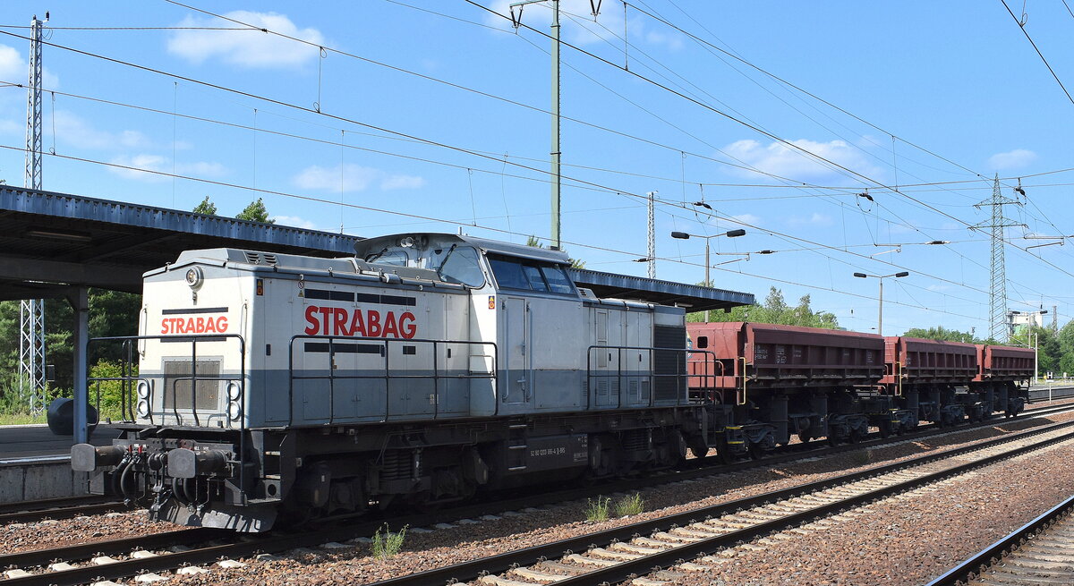 STRABAG BMTI Rail Service GmbH mit ihrer  203 166-4  [NVR-Nummer: 92 80 1203 166-4 D-BRS] und drei leeren Schüttgutkippwagen am 11.06.25 Höhe Bahnhof Schönefeld b. Berlin.