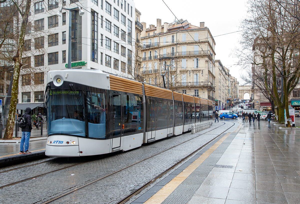 Stra�enbahn in Marseille: Ein 7-teiliger Bombardier Flexity Outlook C - Cityrunner der Linie T 2 (nach Blancarde/Foch) der rtm (R�gie des transports de Marseille). hier am 25.03.2015 bei der Station Belsunce Alcazar.