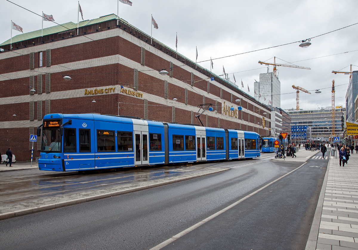 Stra�enbahn Stockholm:
Triebwagen 2 der SL (AB Storstockholms Lokaltrafik), ein SL A34 bzw. ein Zweirichtungs-Niederflur-Stra�enbahnwagen vom Typ Bombardier Flexity Classic NGT8 am 21.03.2019 als Linie 7 bei der Station Sp�rv�g City.

Die Stra�enbahn Stockholm (schwedisch Stockholms sp�rv�gar) ist nach der Tunnelbana das wichtigste Verkehrsmittel in der schwedischen Hauptstadt. Es gibt jedoch nur noch wenigen Linien. Hier die Linie 7 Sp�rv�g City – Waldemarsudde wurde 2010 neu er�ffnet. Die SL A34  Triebwagen 1bis 6 vom Typ Flexity Classic NGT8 (urspr�nglicher Name DWA-LF 2000) wurden erst 2011 von Bombardier Transportation (Werk Bautzen) gebaut und nach Stockholm geliefert. Von der Er�ffnung  der Strecke 3,5 km langen Strecke im Sommer 2010 bis zur Lieferung der neuen Fahrzeuge waren so je drei Mietfahrzeuge aus Frankfurt am Main VGF 262-264 (S-Wagen) und aus Norrk�ping Tw 33-35 (A34N) im Einsatz.

Die SL Baureihe A34 ist baugleich zu den Frankfurter Baureihe S. Der dreiteilige Wagen verf�gt �ber vier Drehgestelle, wovon zwei unter dem Mittelteil angeordnet sind, auf das sich die Endwagen an einem Ende abst�tzen. Die Drehgestelle der beiden Endwagen sind mit je zwei querliegenden Motoren mit einer Leistung von 105 kW ausgestattet. Die Wagen weisen nur einen Niederfluranteil von 70% auf. Erstmals wurde serienm��ig eine Klimaanlage eingebaut. 

Technische Daten:
Bauart: NGT8 Zweirichtungsfahrzeug  (SL A34)
Spurweite: 1.435 mm
Achsfolge: Bo'+2'2'+Bo'
Fahrzeugl�nge: 30.040 mm (ohne Kupplung)
H�he: 3.500 mm
Breite: 2.400 mm
Drehgestellmittenabst�nde:  8.300 / 5.500 / 8.300 mm
Achsabstand im Drehgesell: 1.800 mm
Niederfluranteil: 70%
Raddurchmesser: 600 mm / 520 mm (neu/verschlissen)
Eigengewicht: 40 t
Antrieb: 4 Drehstrom-Asynchronmotoren mit je 105 kW (140,8 PS) Leistung
H�chstgeschwindigkeit: 70 km/h
Maximale Beschleunigung: 1,3 m/s2
Verz�gerung: Betriebsbremse 1,4 m/s2 / Not 2,73 m/s2
Max. befahrbare Steigung: 70 ‰
Sitzpl�tze: 64
Stehpl�tze (4 Personen m2): 115
Fahrdrahtnennspannung: 750 V=
Besonderheiten: Energier�ckspeisung ins Netz, Spurkranzschmieranlage, Gleit- und Schleuderschutz, Elektro-hydraulische Scheibenbremsen, Magnetschienenbremse: 8 x 65 kN
