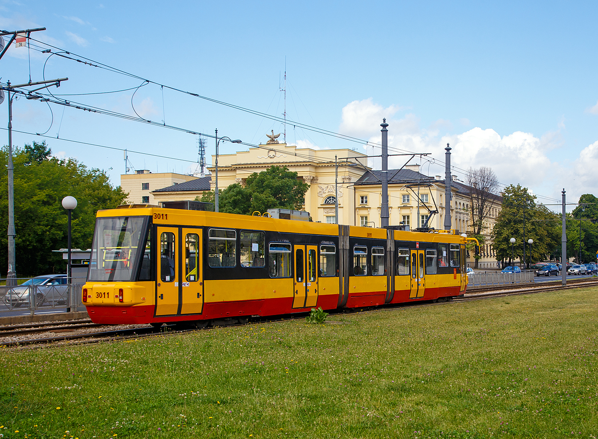 
Straßenbahn Warschau (Tramwaje Warszawskie): Der Triebwagen 3011, ein dreiteiliger Gelenkwagen vom Typ ALSTOM Konstal 116Na/1 hat am 26.06.2017 gerade die Station Ratusz Arsenał verlassen und fährt als Linie 15 weiter in Richtung Aleja Krakowska. Im Hintergrund Mostowski-Palast (Polnisch: Pałac Mostowskich).

In den 1990er Jahren wurde klar, dass die Zukunft den Niederflurstraßenbahnen gehören würde. Aus diesem Grund hat Chorzów Konstal 1995 einen zweiteiligen Gelenktriebwagen vom Typ 112N als Prototyp für Warschau (Nr. 3001) gebaut. Dies war der erste polnische Straßenbahn-Triebwagen mit teilweise abgesenktem Boden (24 Prozent Niederfluranteil).

In der Zwischenzeit (1997) wurde Konstal von dem französischen Konzern ALSTOM gekauft, was Weiteentwicklungen nicht verhinderte. Auf dem zweiteiligen Gelenktriebwagen 112N folgte dann 1998 dreiteilige Gelenktriebwagen ALSTOM Konstal 116N als Prototyp für Warschau (Nr. 3002). Durch das Einfügen eines Mittelteils wurde der Niederfluranteil auf 63 Prozent gesteigert.

Bald schlossen sich ihm zwei Triebwagen, nun Typ 116Na an (Nr. 3003 und Nr. 3004). Ihr Aussehen ist identisch, aber die elektrischer Anlage eine Andere, (Gleichstrom im 116N gegen Wechselstrom im 116Na). 

Von 1999 bis 2000 wurden dann insgesamt 26 Triebwagen vom Typ ALSTOM Konstal 116Na/1 für die Straßenbahn Warschau (Nr. 3005 bis 3030) gebaut und geliefert. Die unterscheiden sich optisch von den Vorgängern durch schiefe Stirnflächen, einen reduzierten Höhenunterschied der Fensterlinien und neue Außenspiegel. Ihre Form hat ihnen den Spitznamen  U-Boot  eingebracht.

TECHNISCHE DATEN (Konstal 116Na/1):
Anzahl:  26
Baujahre: 1999 bis 2000
Achsformel: Bo'+2+Bo'
Spurweite:  1.435 mm (Normalspur)
Länge:  24.050 mm
Achsabstand im Drehgestell: 1.900 mm
Breite: 2.350 mm
Höhe: 3.360
Eigengewicht: 29.000 kg
Betriebsart:  Einrichtungsfahrzeug
Leistung: 4 x 50 kW  (200 kW)
Höchstgeschwindigkeit: 70 km/h
Stromsystem: 600 V DC
Sitzplätze:  40
Türen: vier Doppelflügeltüren
